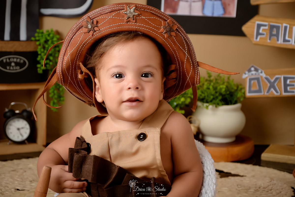 -DricaStudio -AcompanhamentoMensal -FotografiaInfantil -XinguaraPA -Cordel -Nordeste -EnsaioInfantil -Bebês -MemóriasParaSempre- usando chaoeu de couro 