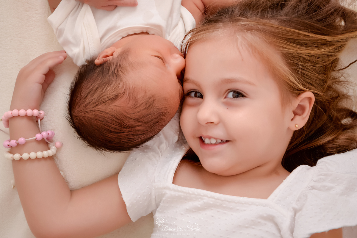 #Newborn #EnsaioNewborn #NewbornEmFamilia #FotografiaNewborn #RecemNascido #Familia #AmorEmFamilia #IrmãMaisVelha #AmorDeIrmãos #FotografiaInfantil #DricaStudio #XinguaraPA #MemoriasAfetivas #RecemNascidoPerfeito #FotografiaDeFamilia #AmorMultiplicado 