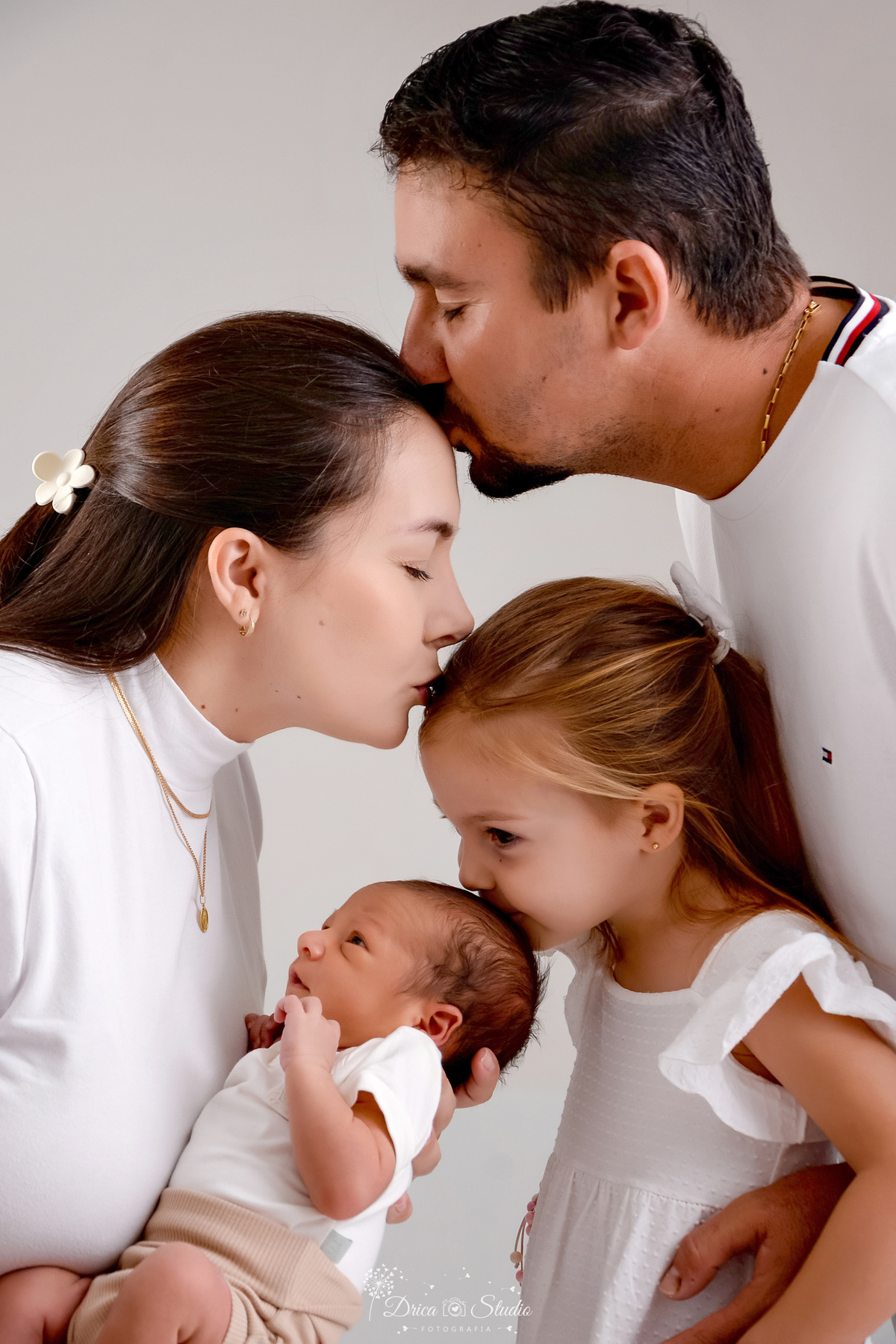 #Newborn #EnsaioNewborn #NewbornEmFamilia #FotografiaNewborn #RecemNascido #Familia #AmorEmFamilia #IrmãMaisVelha #AmorDeIrmãos #FotografiaInfantil #DricaStudio #XinguaraPA #MemoriasAfetivas #RecemNascidoPerfeito #FotografiaDeFamilia #AmorMultiplicado 