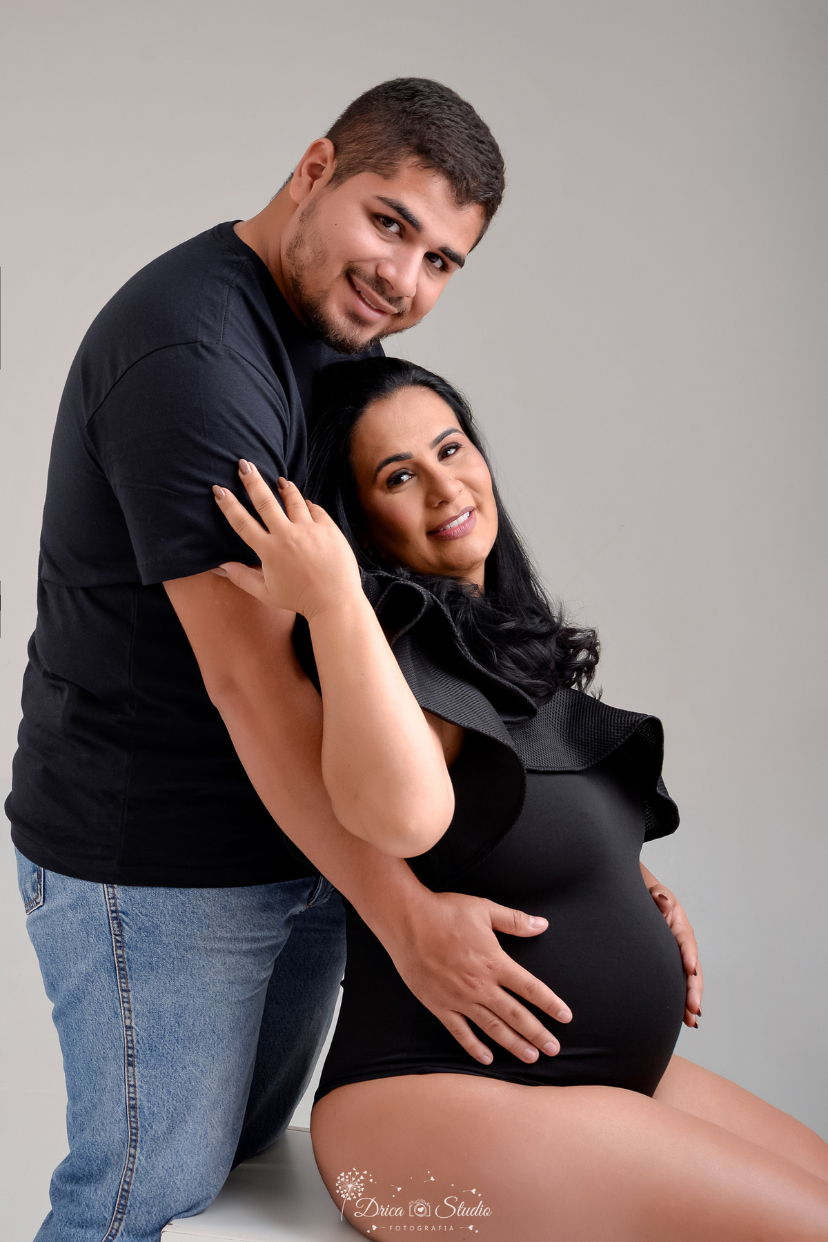 EnsaioGestante - MeninaACaminho - ÀEsperaDaPrincesa - PrimeiraFilha - FotografiaGestante Família - Gestação - MemóriasParaSempre - drica studio - fotos em studio - gestante usando bory preto -  foto em fundo branco 