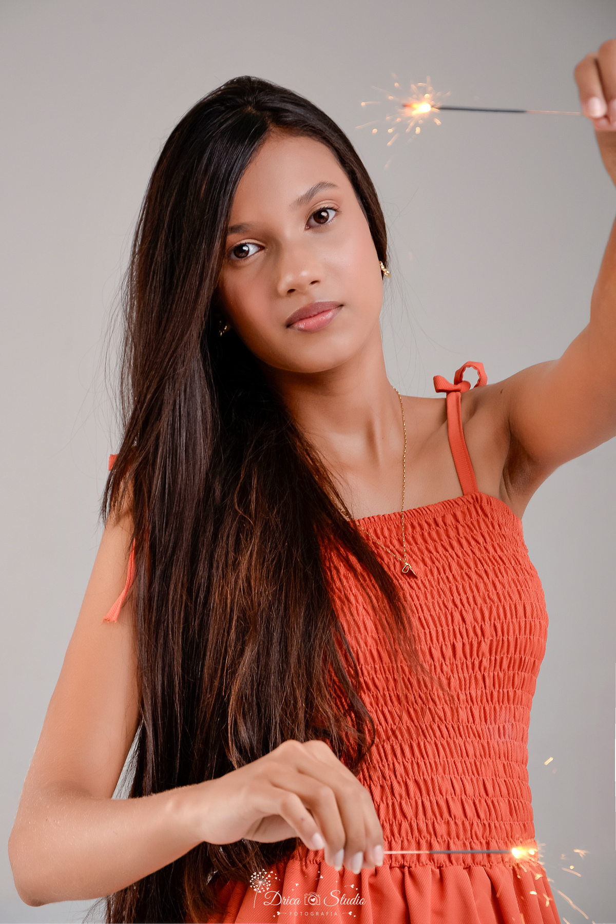 15 anos - ensaio debutante - drica studio - xinguara - pará - fotos em estudio - usando vestido laranja - com velinhas acezas 