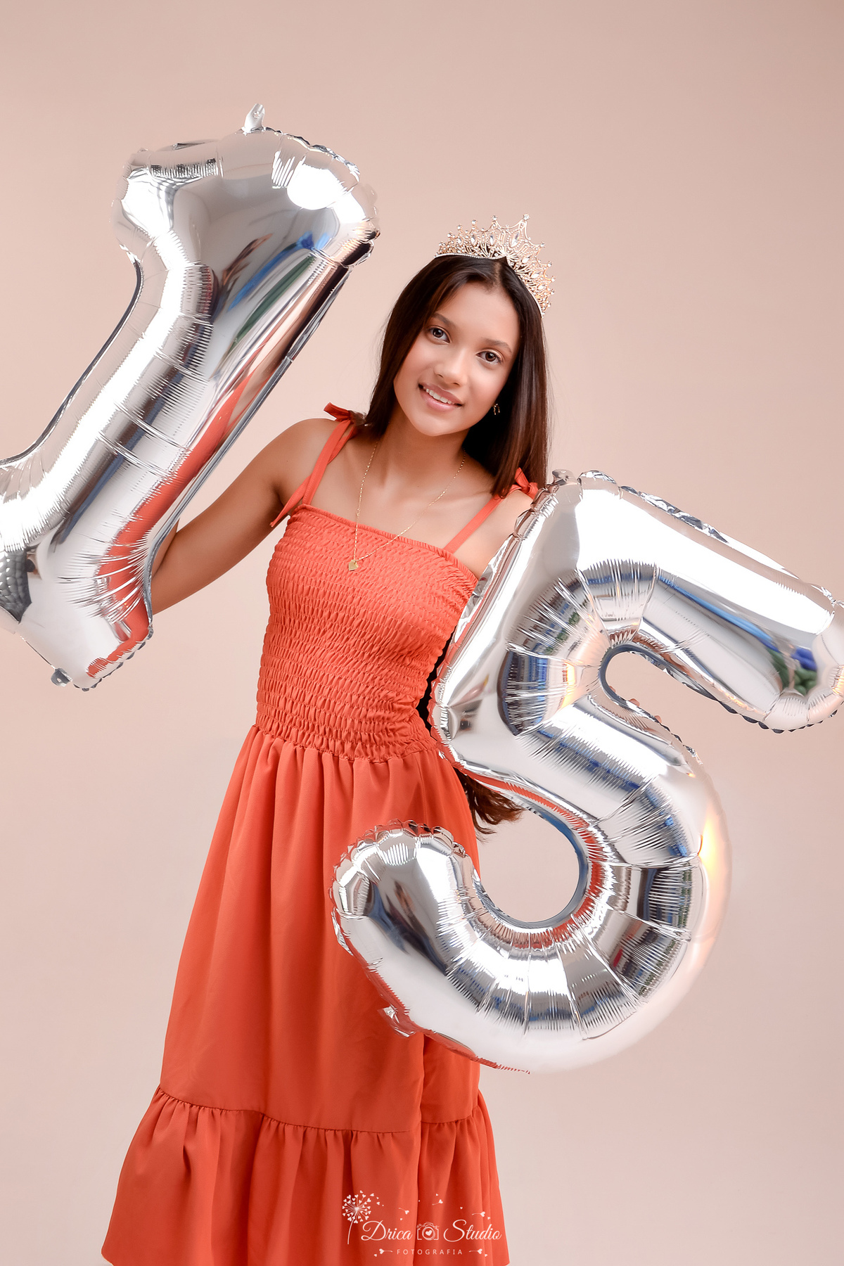 15 anos - ensaio debutante - drica studio - xinguara - pará - fotos em estudio - com vestido laranja - com balões de numero 15 