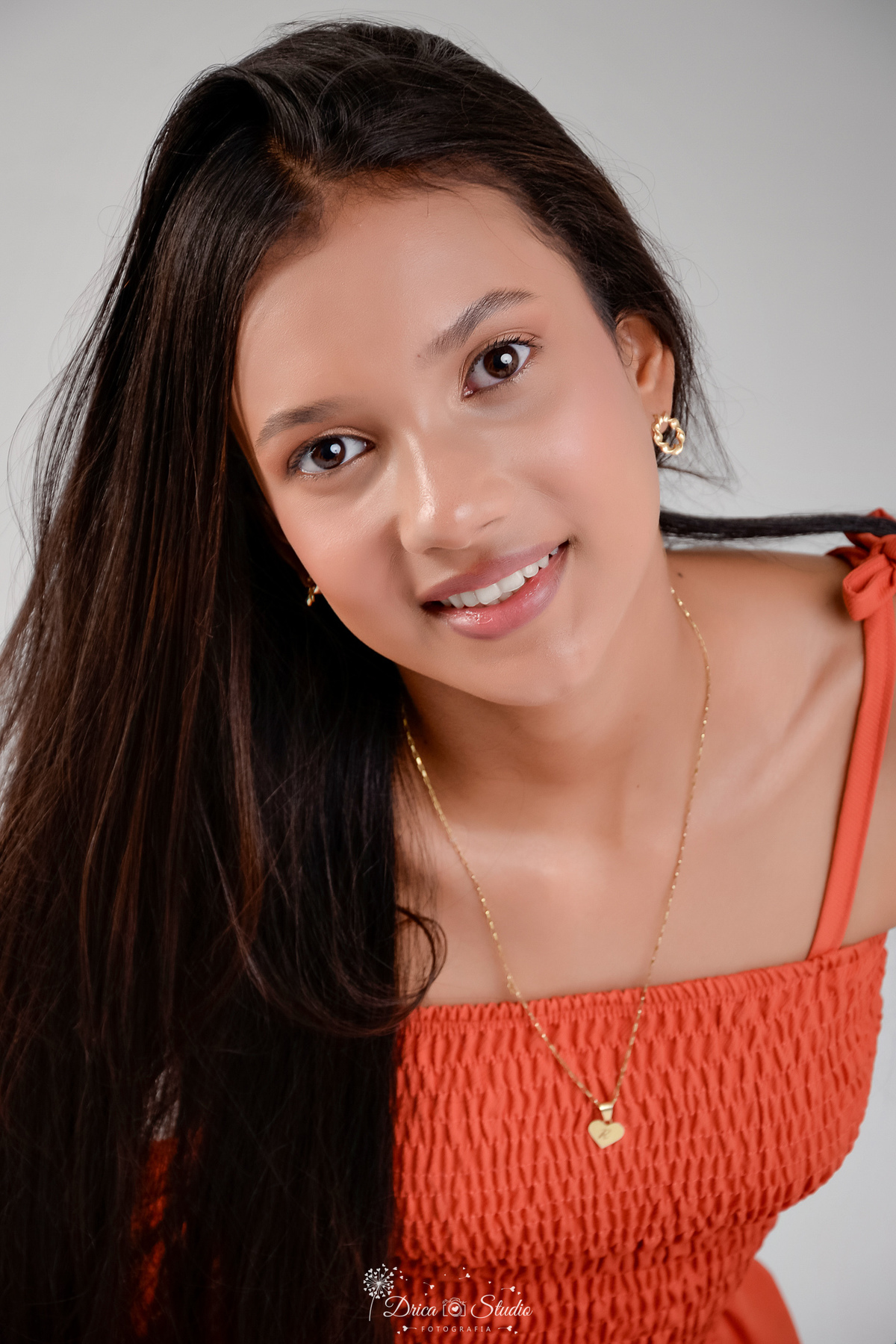 15 anos - ensaio debutante - drica studio - xinguara - pará - fotos em estudio -     com vestido laranja - foto  de rosto 
