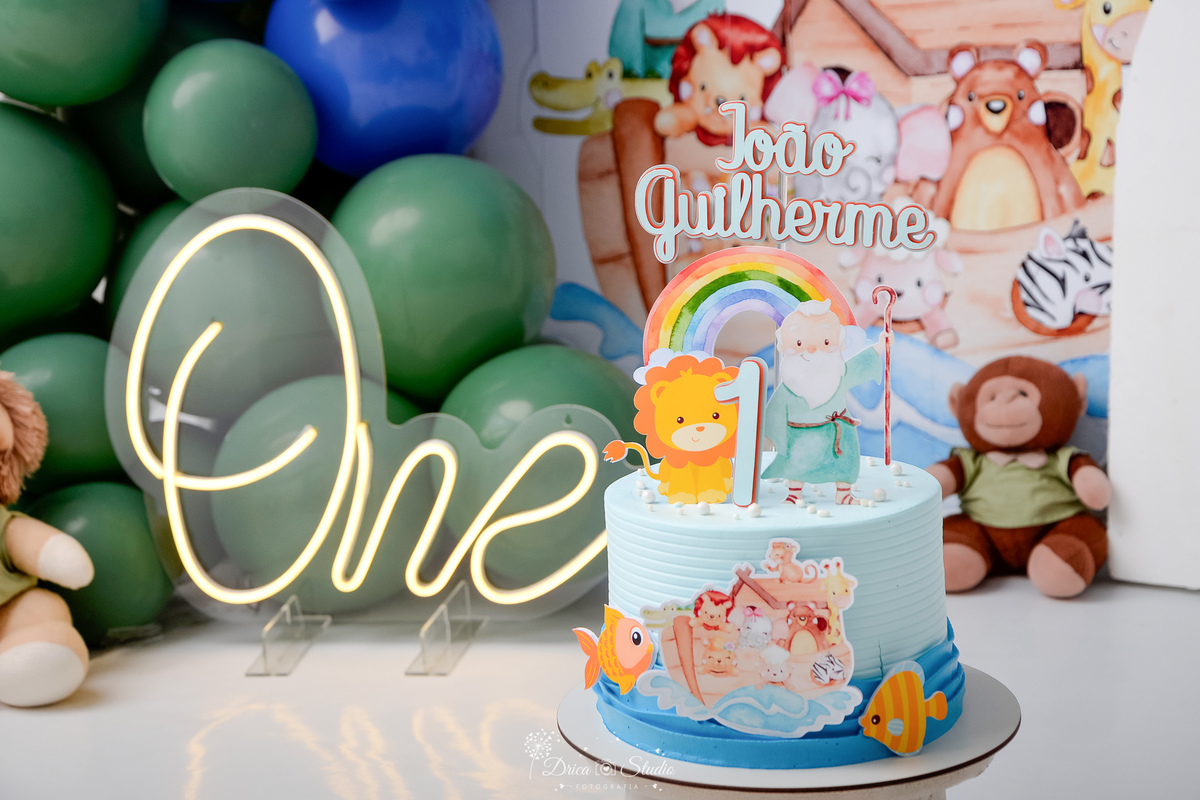 Smash The Cake - tema arca de nóe - bolo tematico - one de led - imagem da arca ao fundo -  balões verdes 