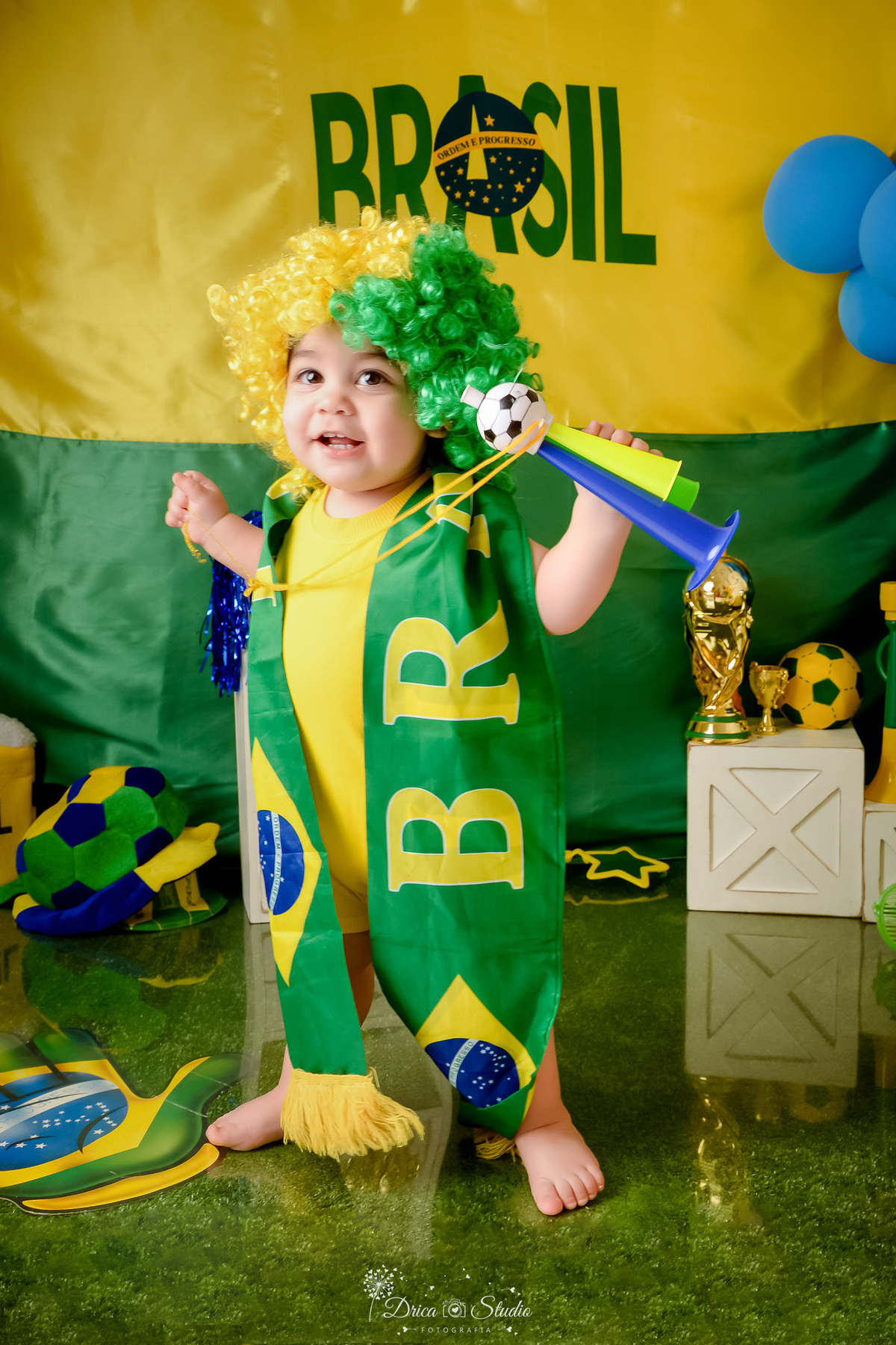 Drica Studio - Copa2026 -Lembrança especial primeira copa - cenário de copa - verde, amarelo e azul -  bebê com bory amarelo - usando peruca verde e amarelo - com apito do brasil - cenário com bolas de futbol 