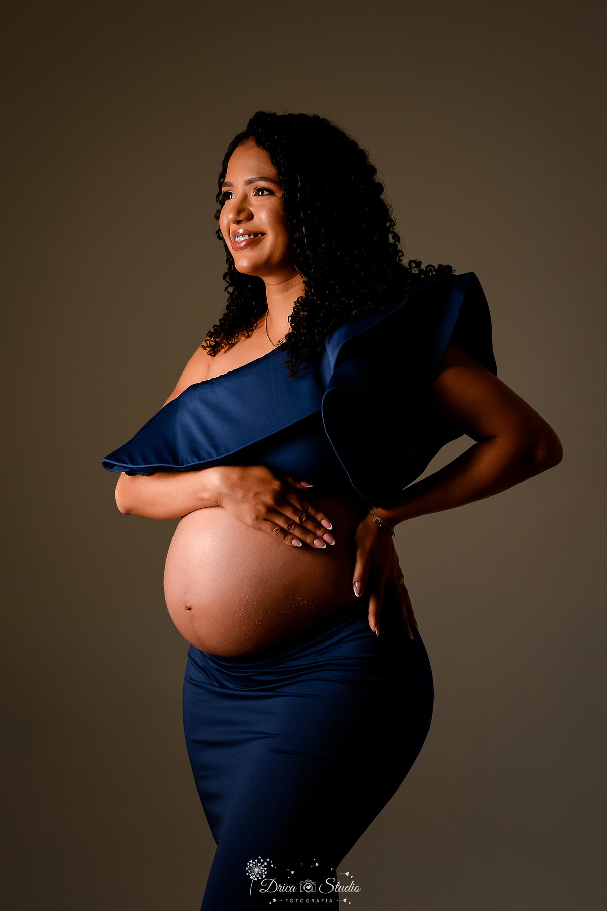 drica studio - ensaio gestante - primeiro filho - fotos em estudio - xinguara - pará - mãe usando vestido azul - com mãe sobre a barriga 