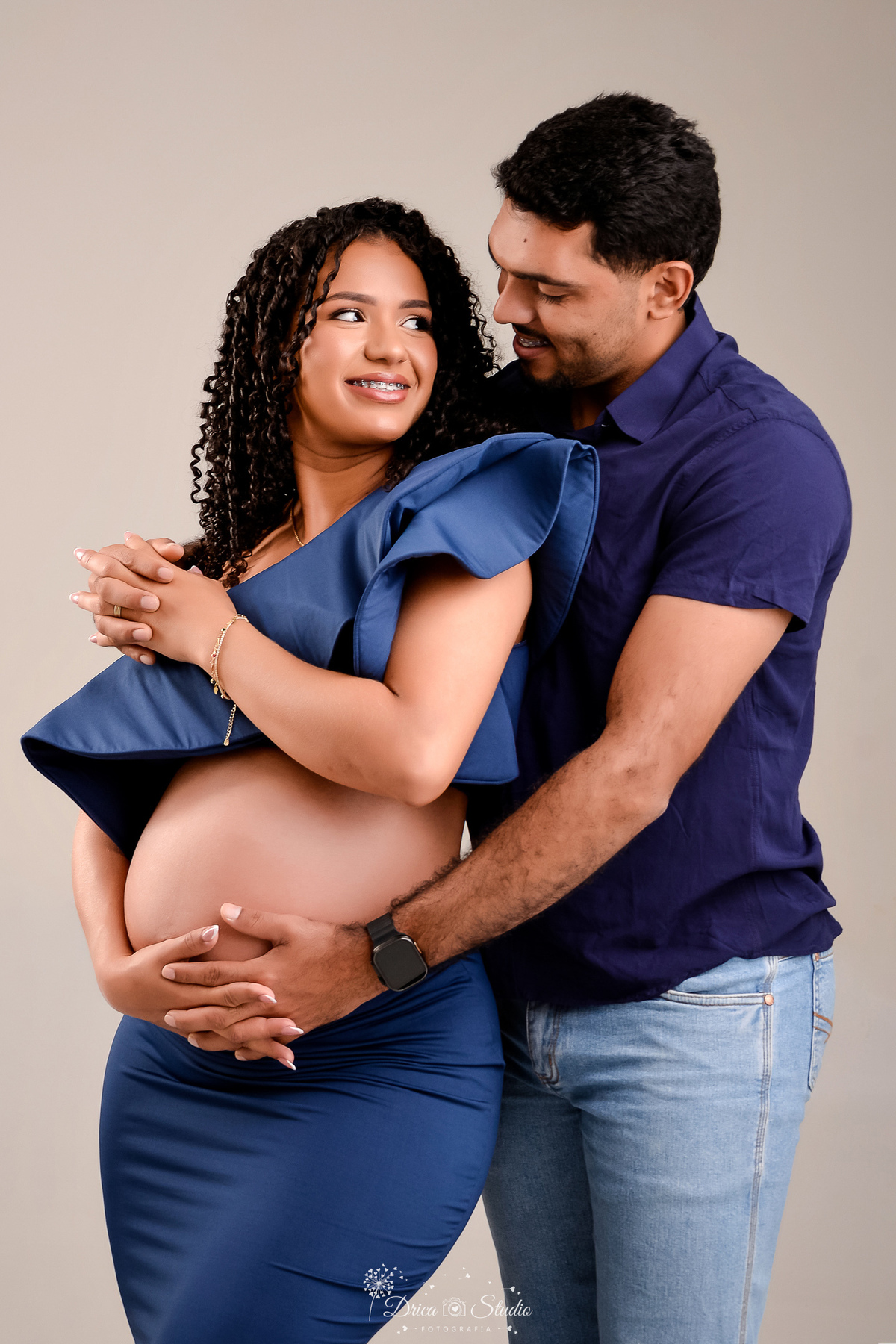 drica studio - ensaio gestante - primeiro filho - fotos em estudio - xinguara - pará - mãe usando vestido azul - pai com camisa azul e calça jeans 