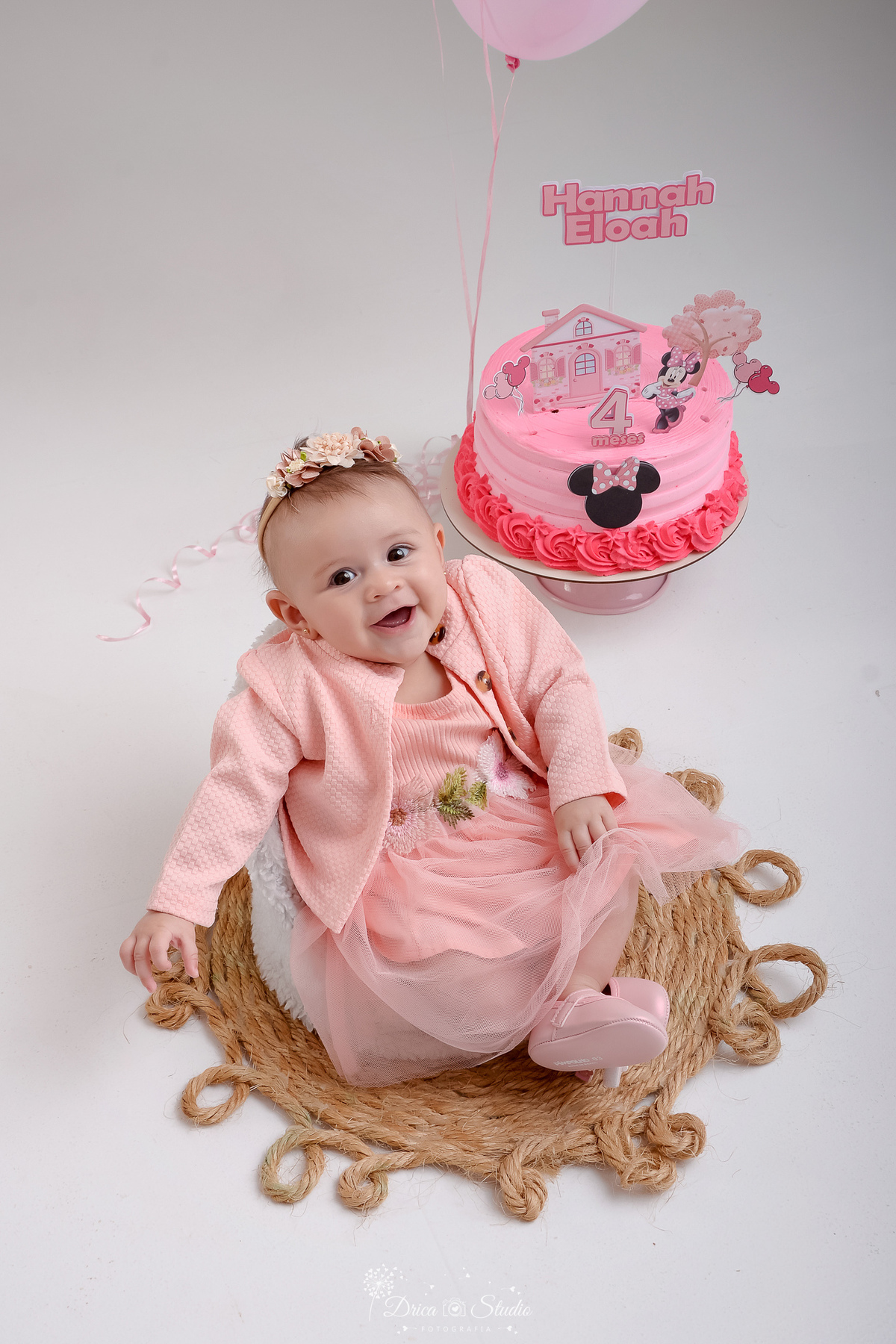 drica studio - acompanhamento mesal - 4 meses - xinguara - pará - foto em studio - bebe usando vestido e laço rosa - bolo rosa ao lado - mêsversario 