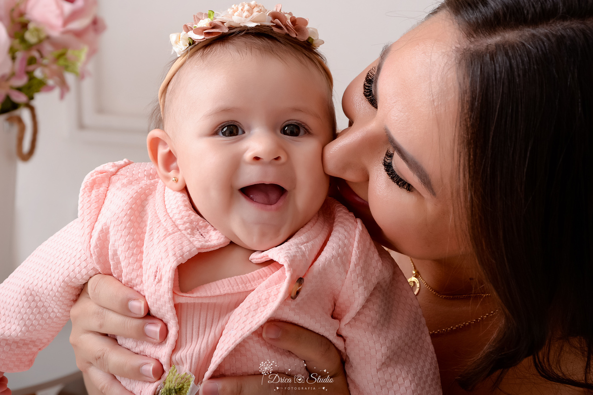 drica studio - acompanhamento mesal - 4 meses - xinguara - pará - mãe e filha - foto em studio - bebe usando vestido e laço rosa 