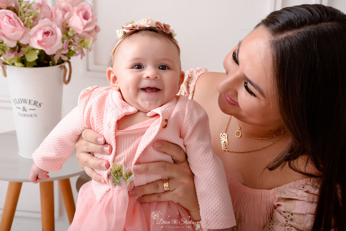 drica studio - acompanhamento mesal - 4 meses - xinguara - pará -mãe e filha - usando vestidos rosas - foto em studio-