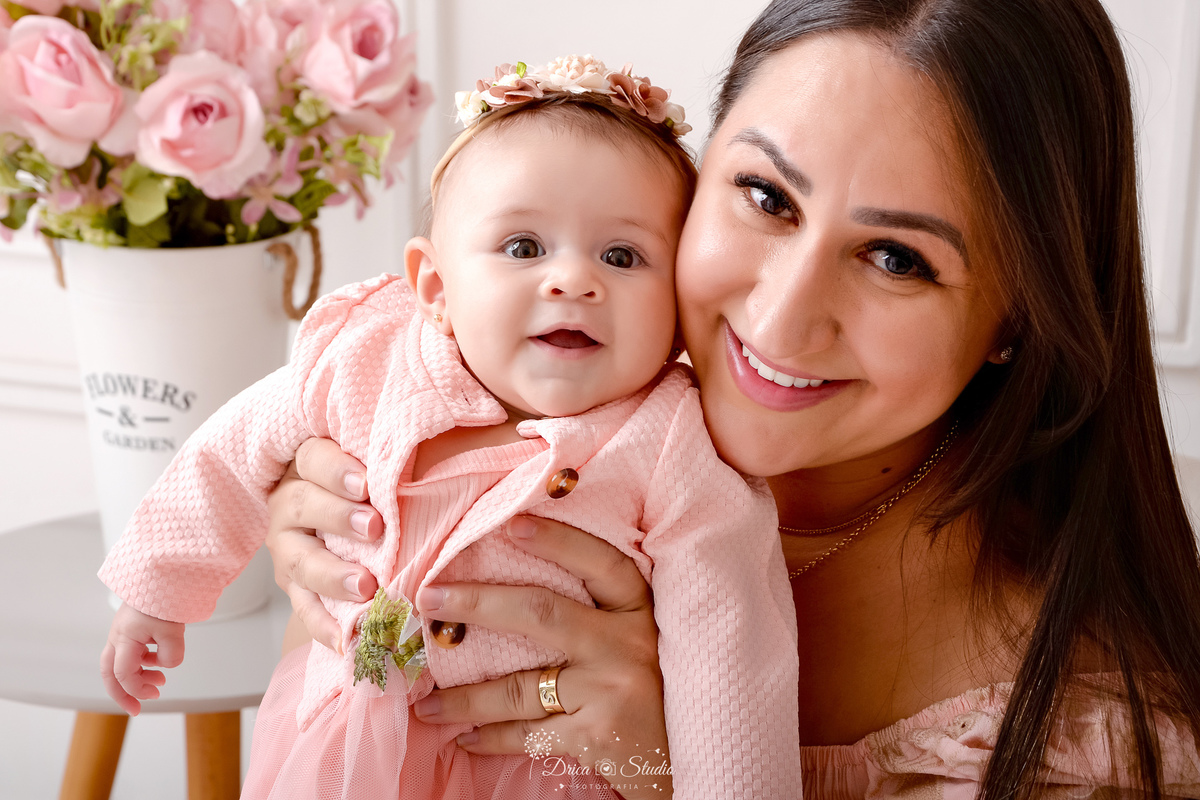 drica studio - acompanhamento mesal - 4 meses - xinguara - pará - mãe e filha - usando vestidos rosas - foto em studio-