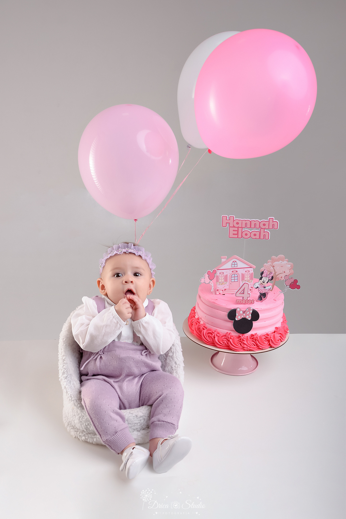 drica studio - acompanhamento mesal - 4 meses - xinguara - pará -bebe usando roupinha branca com lilás - balões rosas - bolo da minie 