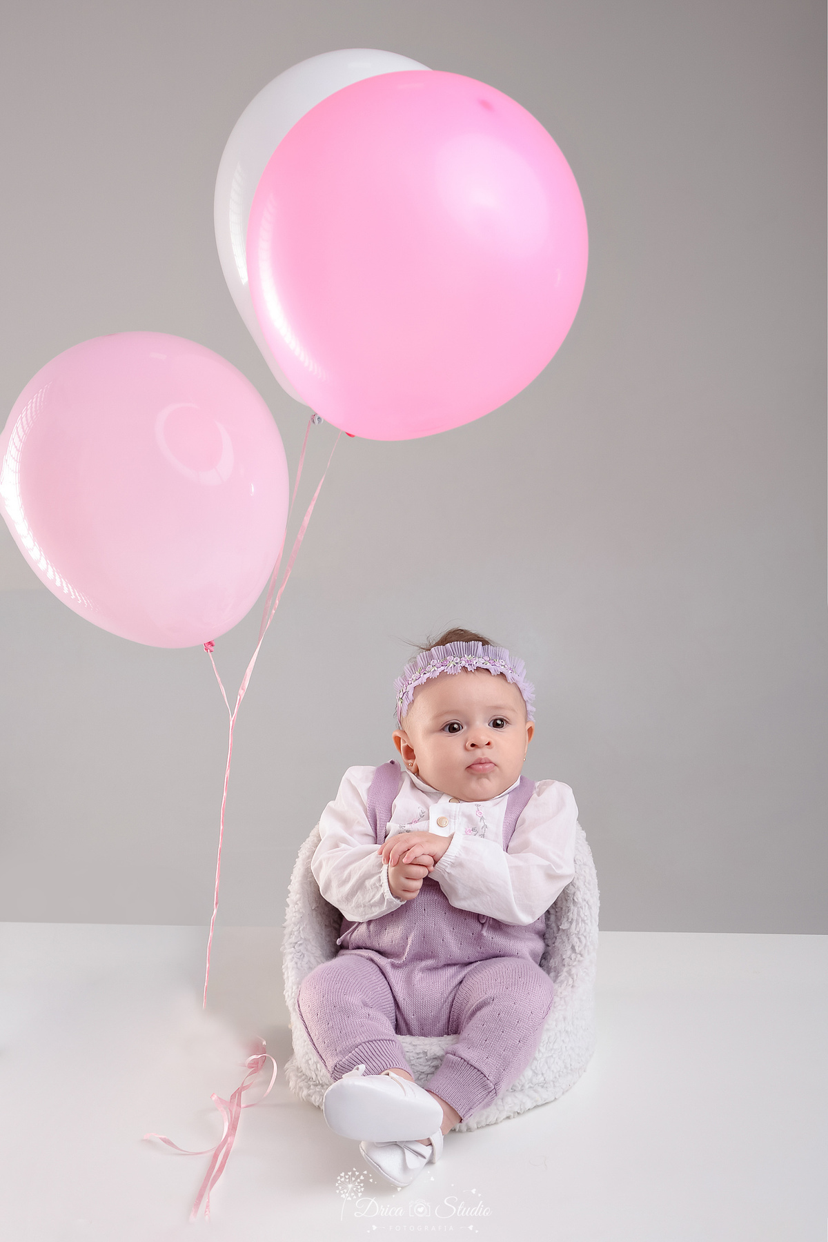drica studio - acompanhamento mesal - 4 meses - xinguara - pará -bebe usando roupinha branca com lilás - balões rosas - bolo da minie