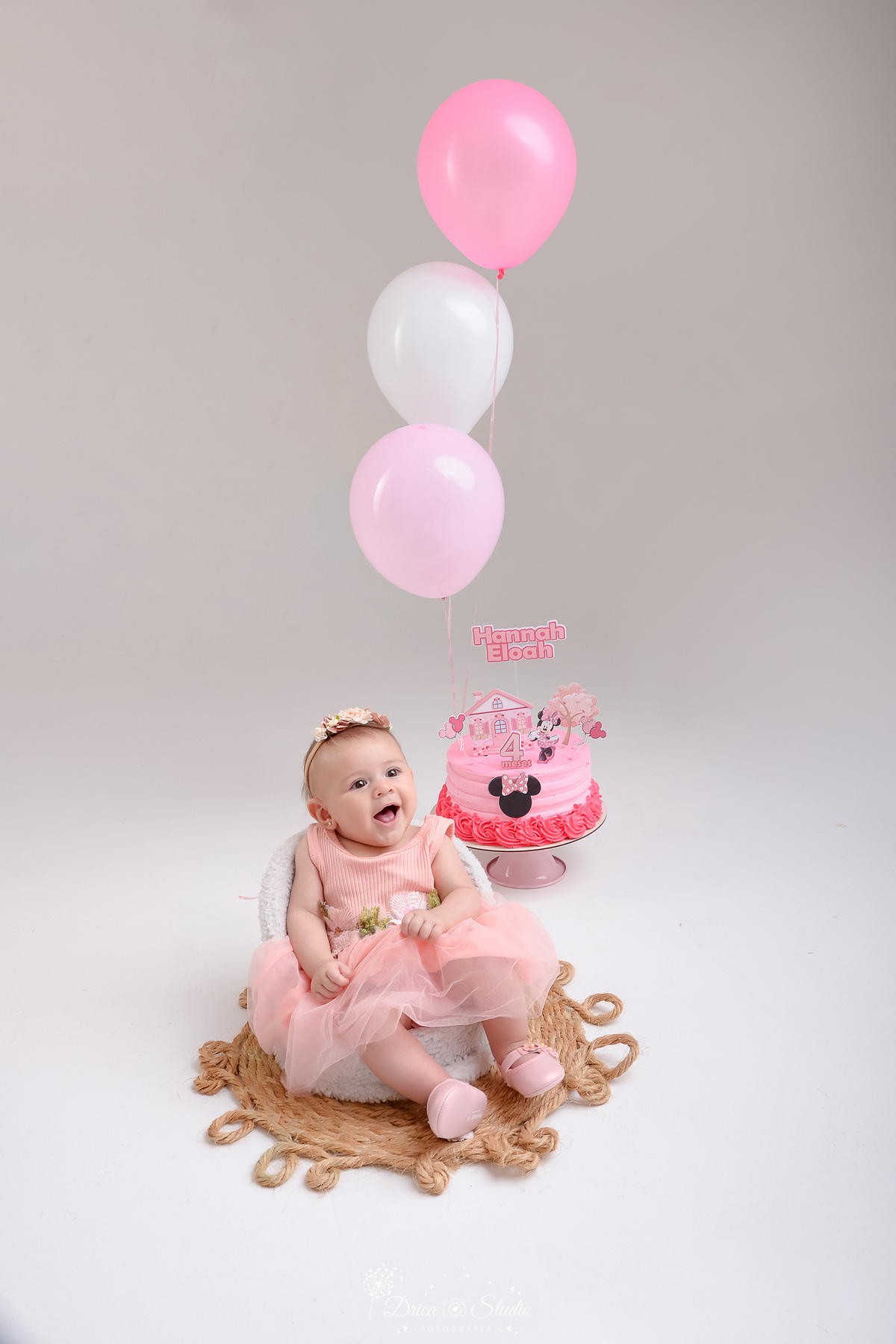 drica studio - acompanhamento mesal - 4 meses - xinguara - pará - fotos em studio - bebê sentada em cadeirinha branca - balões rosas - bolo da mini - usando vestido e laço rosa 