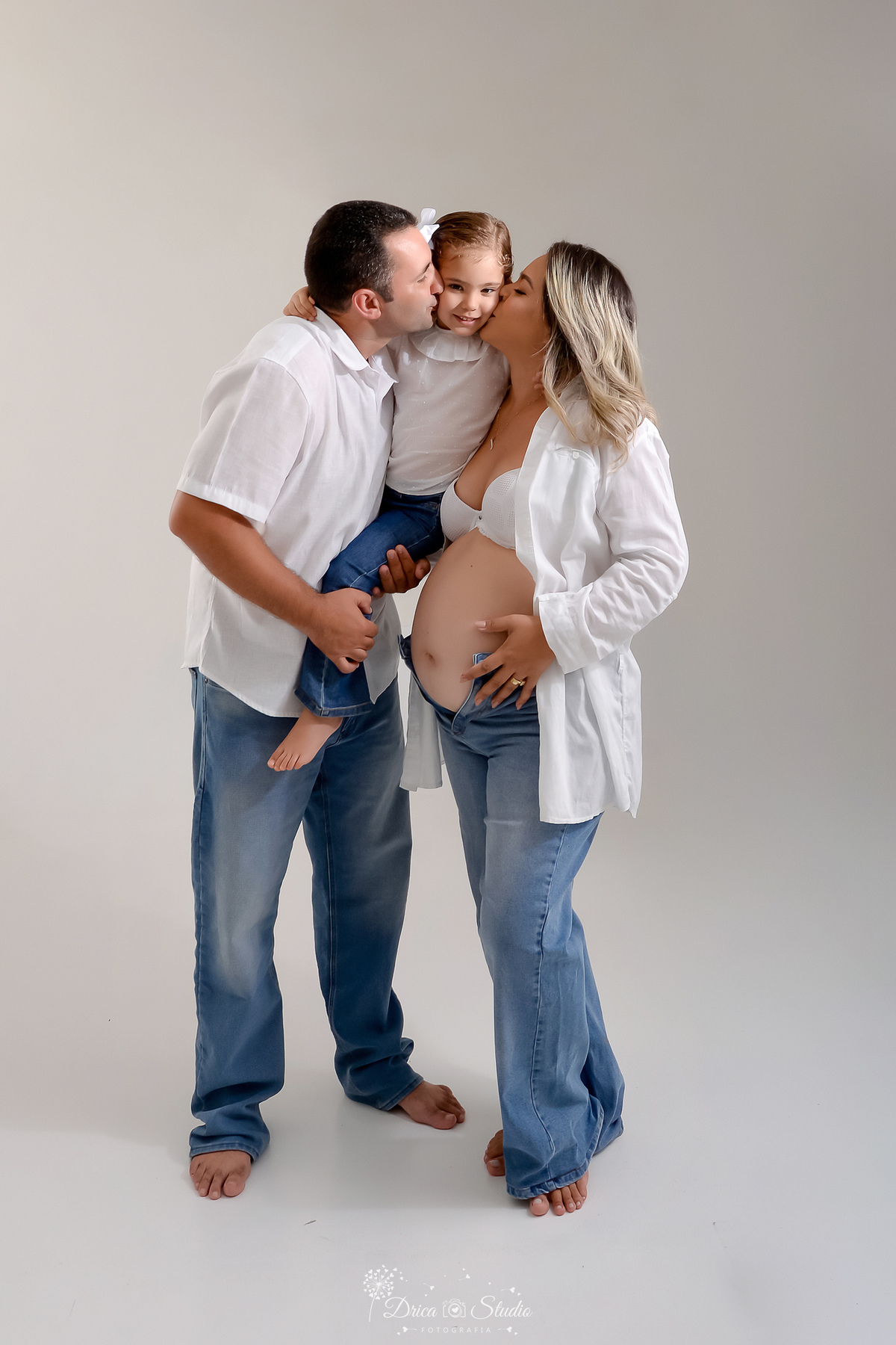 ensaio familia - ensaio gestante - mãe de 2 - irmã mais velha - ensaio em studio - xinguara -pará - familia usando calça jeans e camisas brancas - fundo branco - 