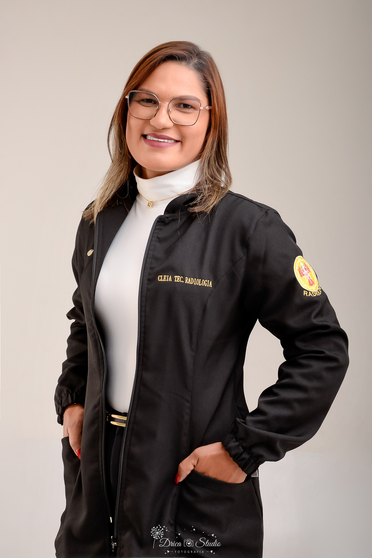 fotos formando - fotos em studio - radiologia - formatura - drica studio - formanda usando jaleco - curso de radiologia - com as mãos no bolso - foto em fundo branco 