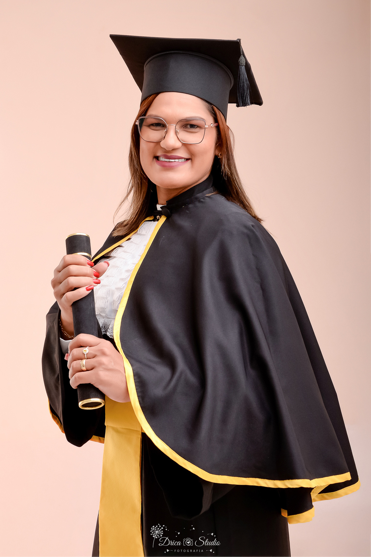 fotos formando - fotos em studio - radiologia - formatura - drica studio - formanda usando beca de radiologia - segurando canudo - foto com fundo claro 
