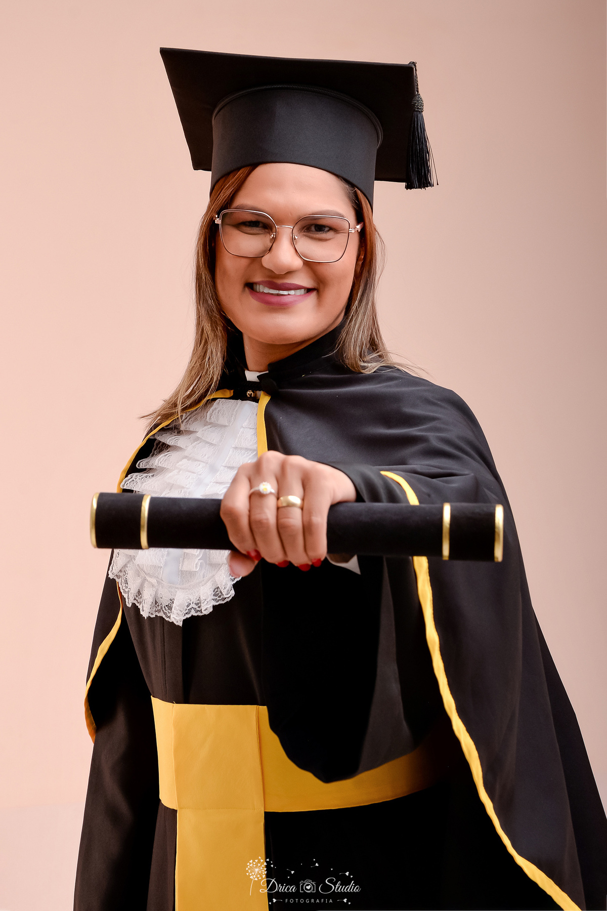 fotos formando - fotos em studio - radiologia - formatura - drica studio - formanda usando beca de radiologia - segurando canudo - foto com fundo claro - 