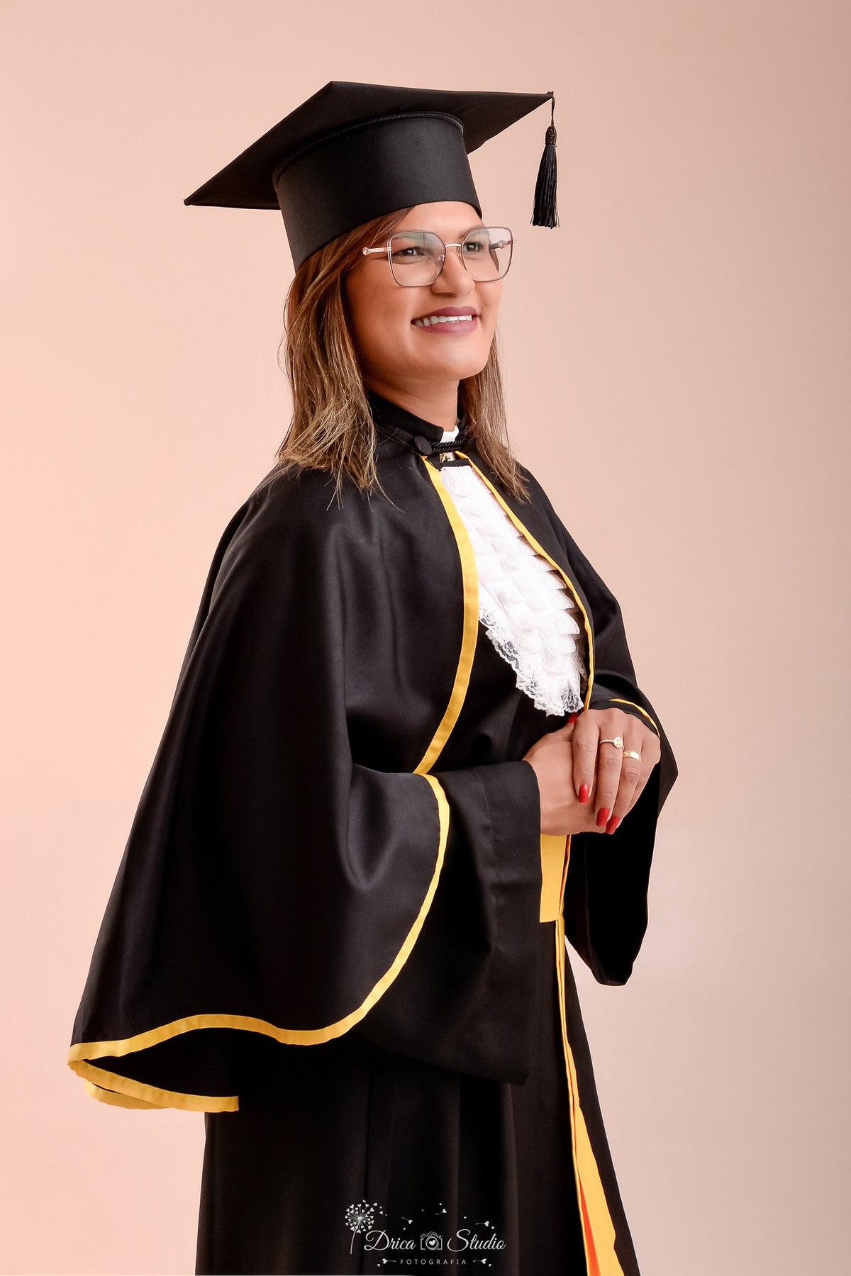 fotos formando - fotos em studio - radiologia - formatura - drica studio - formanda usando beca de radiologia - foto com fundo claro 
