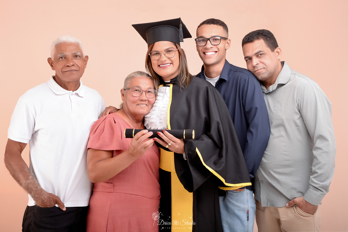 fotos formando - fotos em studio - radiologia - formatura - drica studio - foto em familia - formanda - marido e filho - e seus pais - fundo claro 