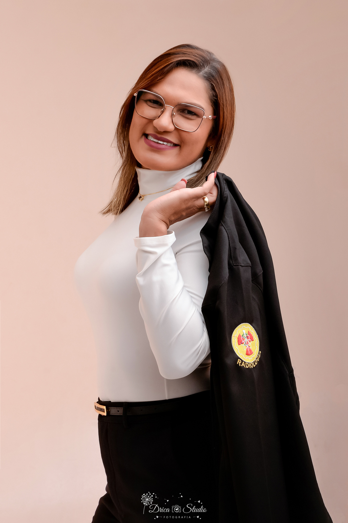 fotos formando - fotos em studio - radiologia - formatura - drica studio - formanda segurando seu galeco de radiologia - foto com fundo claro - 