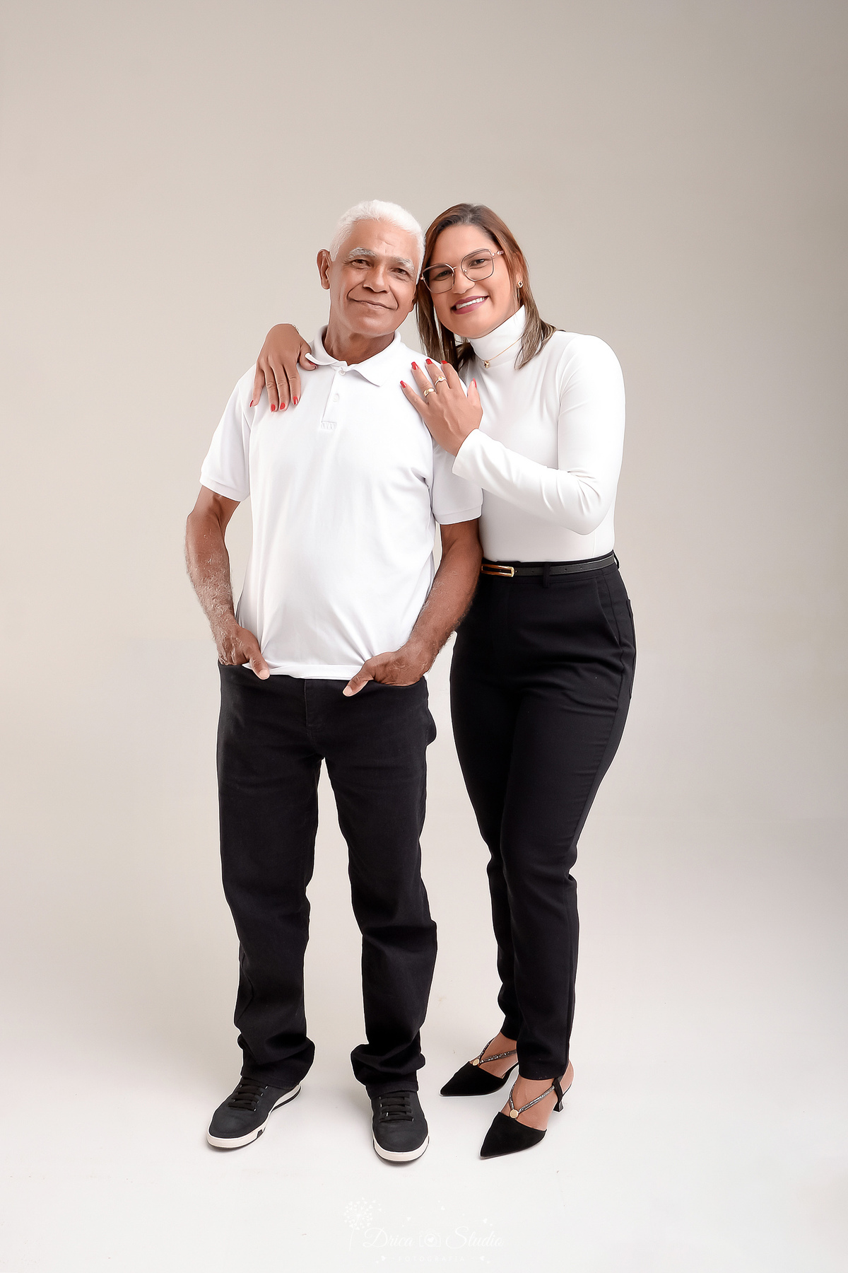fotos formando - fotos em studio - radiologia - formatura - drica studio - pai e filha - usando camisas brancas e calças pretas - filha abraçando o pai - foto em fundo branco 
