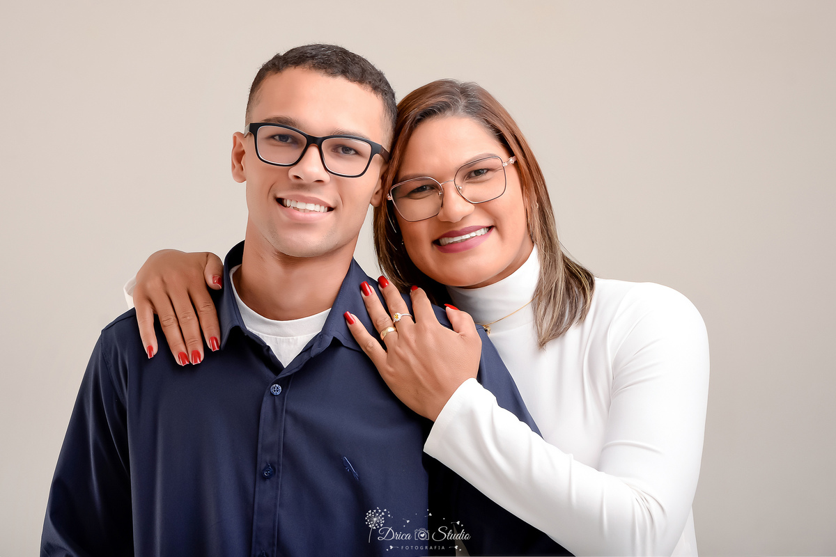 fotos formando - fotos em studio - radiologia - formatura - drica studio - mãe e filho - filho pestigiando a mãe - mãe usando blusa branca - filho usando camisa azul - fotos em studio 