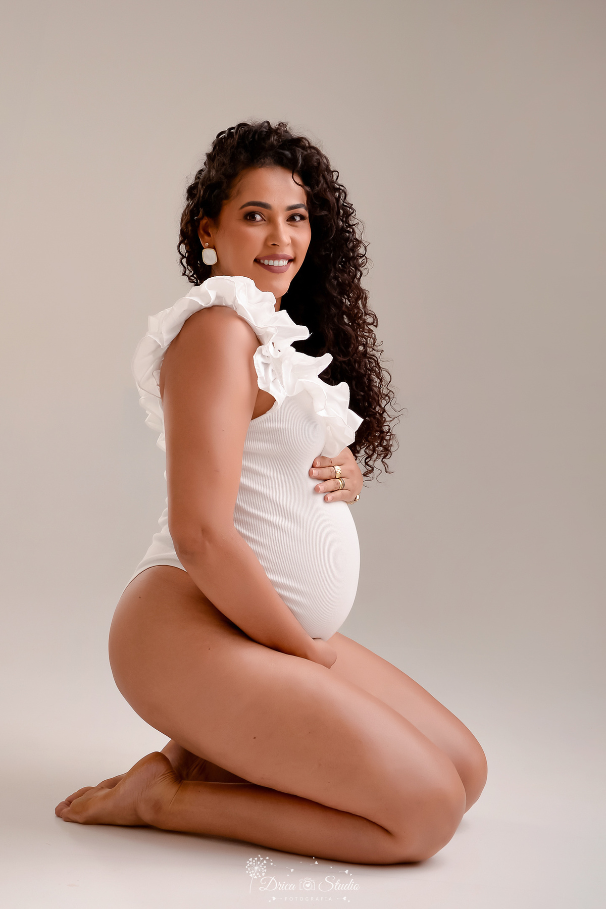 drica studio - ensaio gestante - mamãe de segunda viagem - fotos em estudio - mamãe usando bory branco - 