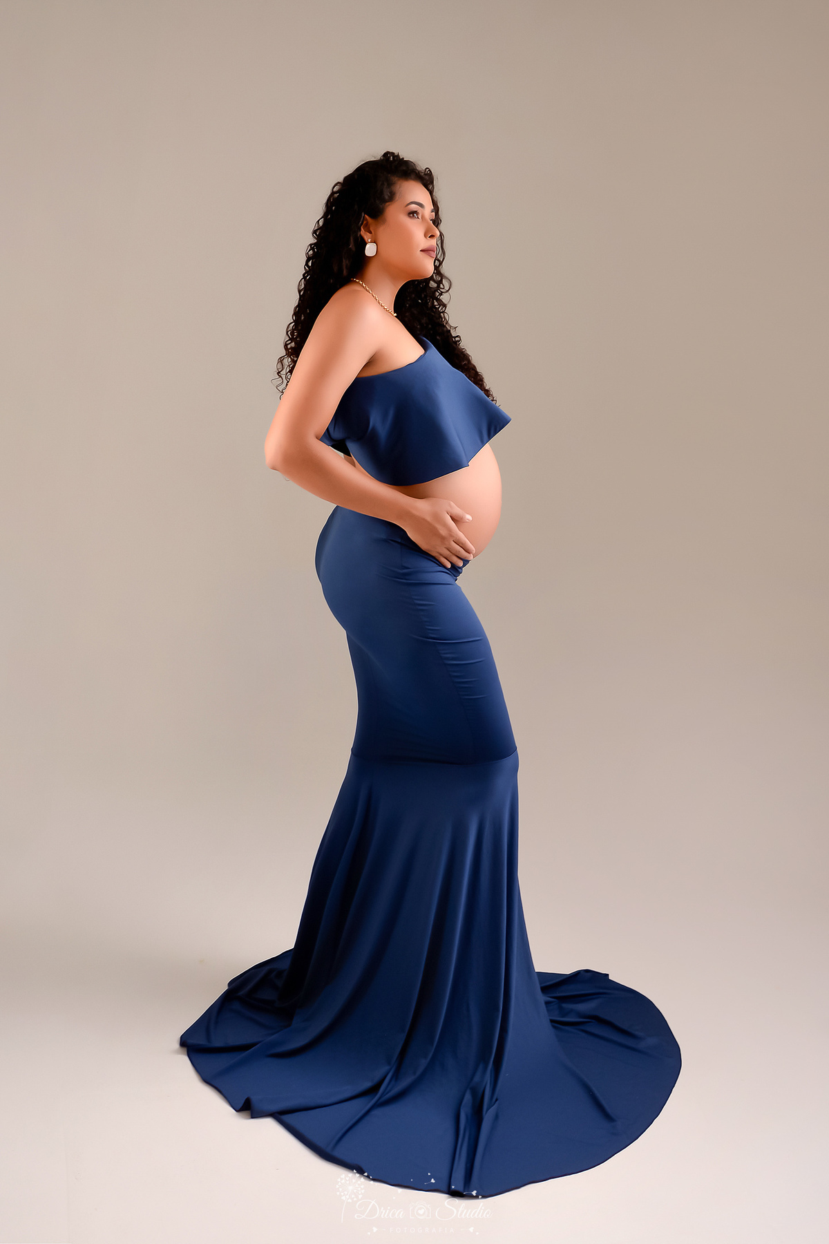ensaio gestante - drica studio - fotos em studio - mamãe de segunda - usando conjunto azul - fundo branco - 