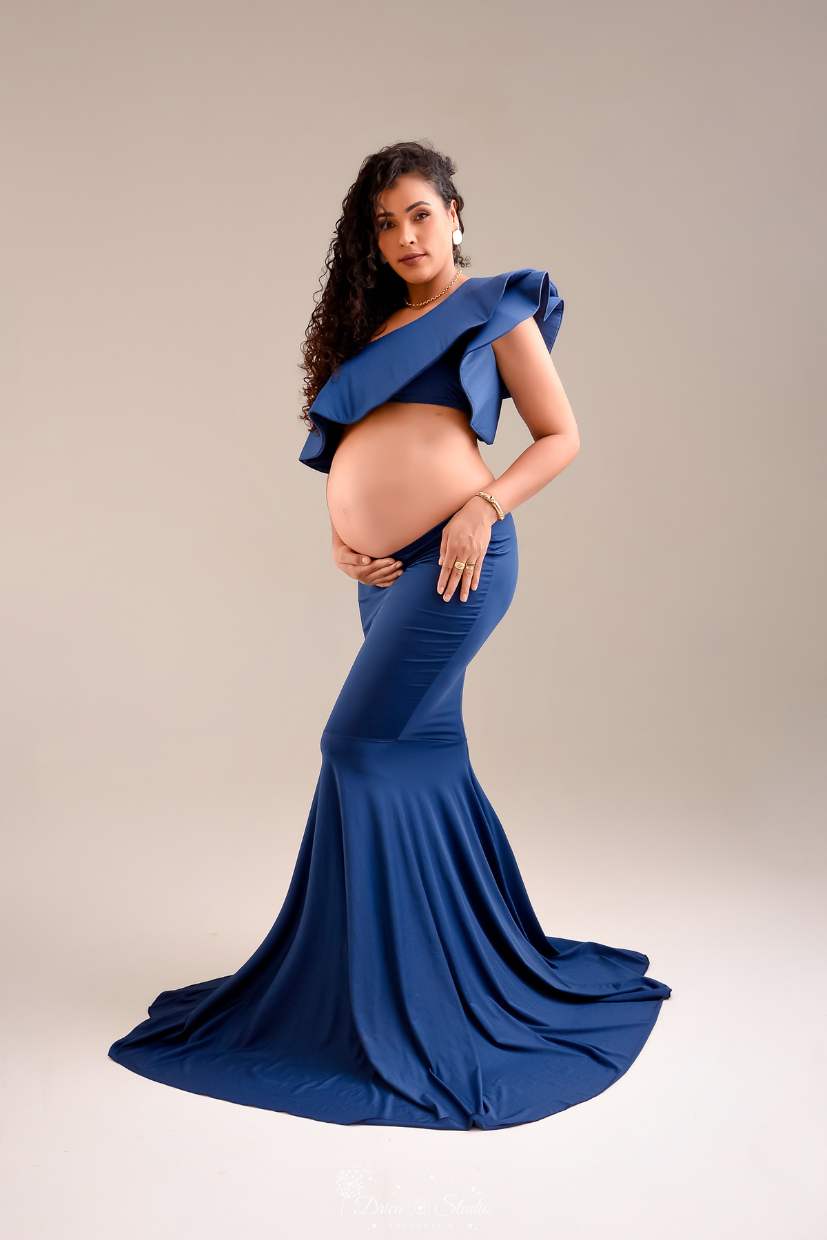 drica studio - foto em estudio - ensaio gestante - mamãe de segunda viagem - usando conjunto azul - fundo clen 
