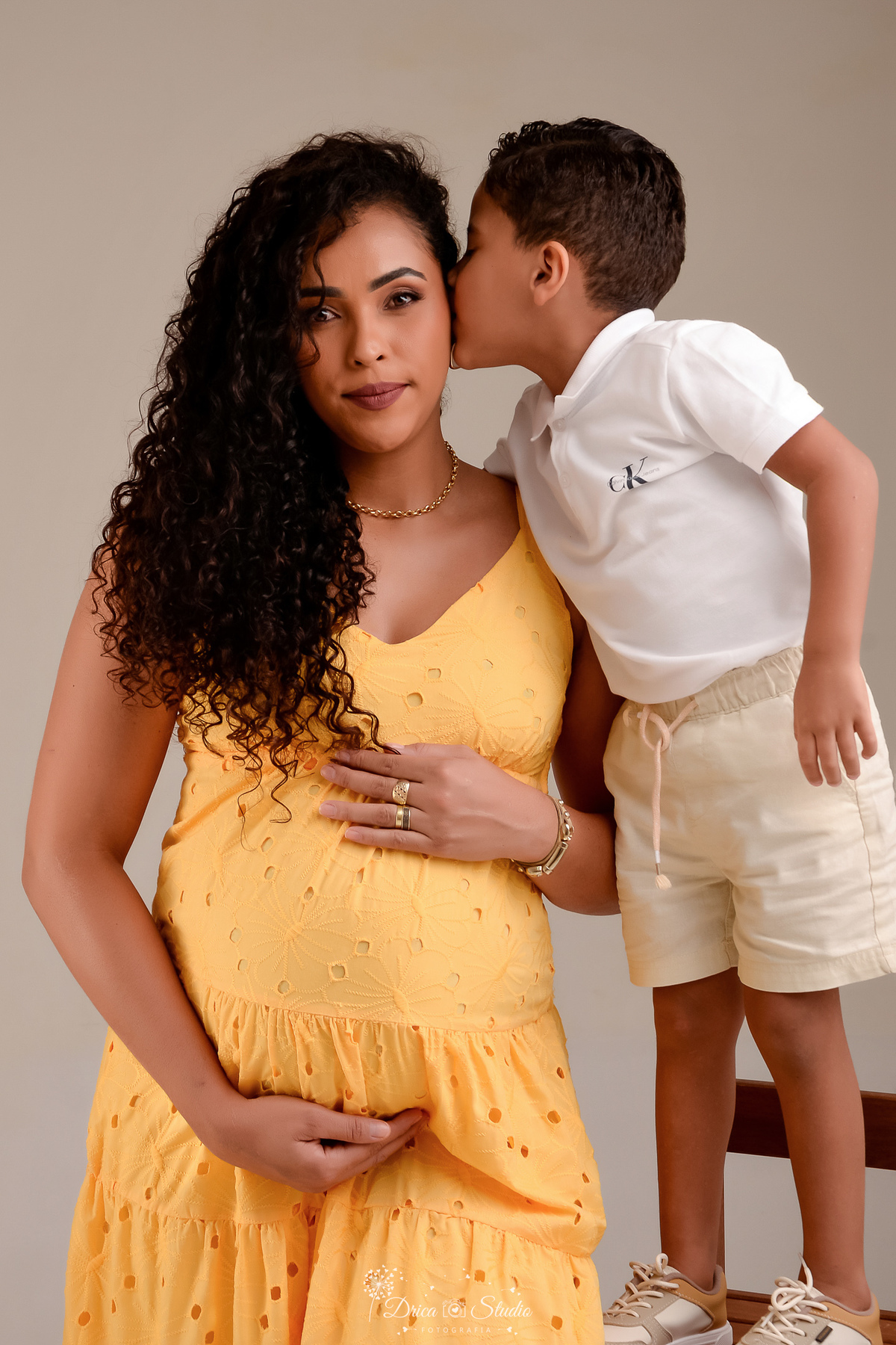 drica studio - ensaio gestante - mamãe de segunda viagem - mãe e filho - mãe usando vestido amrelo - filho usando camisa branca gola polo e bermuda - 