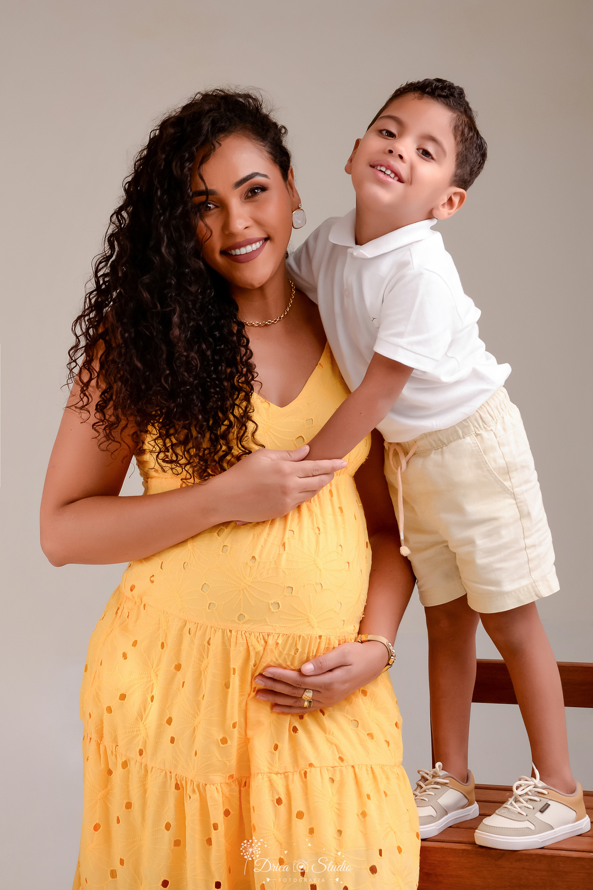 drica studio - ensaio gestante - mamãe de segunda viagem - mãe usando vestido amarelo 