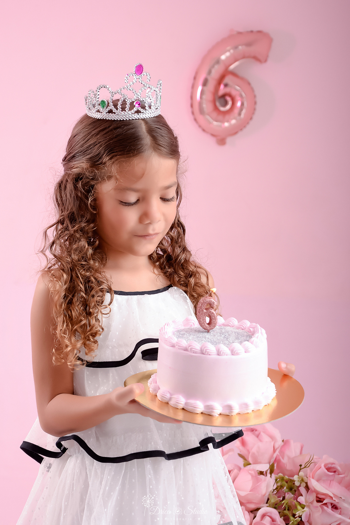 ensaio infantil - fotos de aniversario - 6 anos - menina - drica studio - xinguara - pará - foto de rosto - foto em estudio - fundo rosa - segurando bolo - vela de numero 6 - usando vestido branco com detalhe preto 