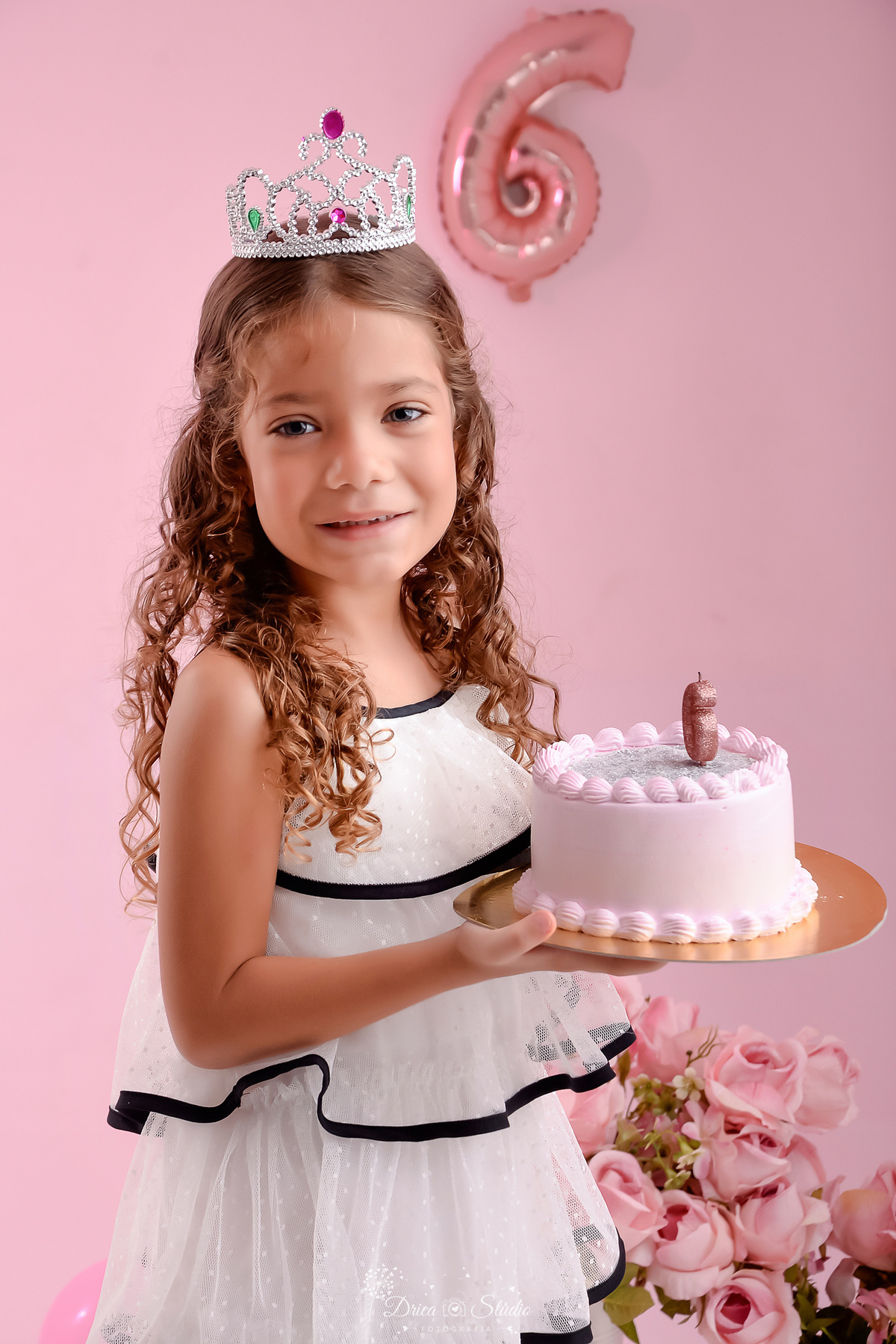 ensaio infantil - fotos de aniversario - 6 anos - menina - drica studio - xinguara - pará - foto de rosto - segurando o bolo com vela de numero 6 - foto em estudio - fundo rosa 