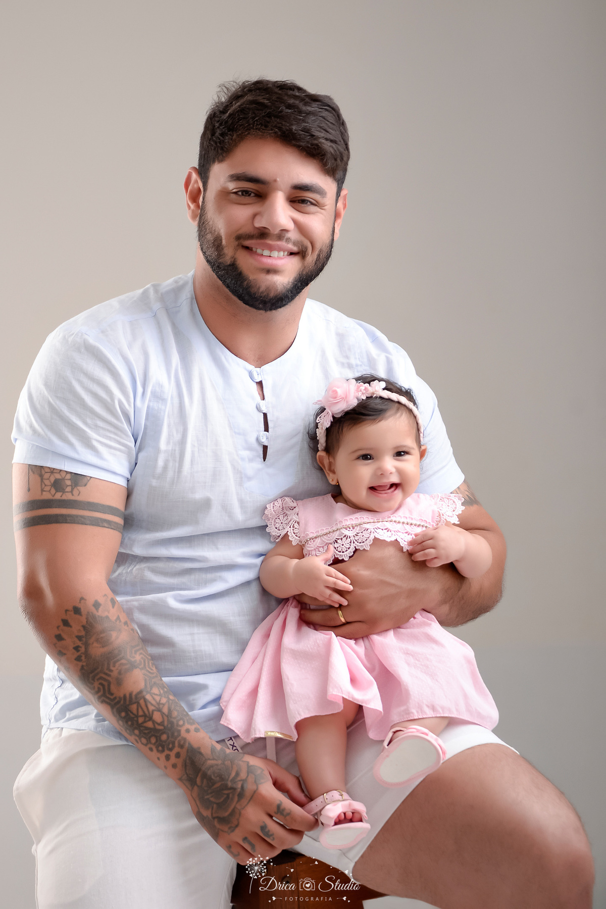 drica studio - ensaio familia - pai e filha - foto em estudio - bebê sorrindo -  especial dia dos pais 