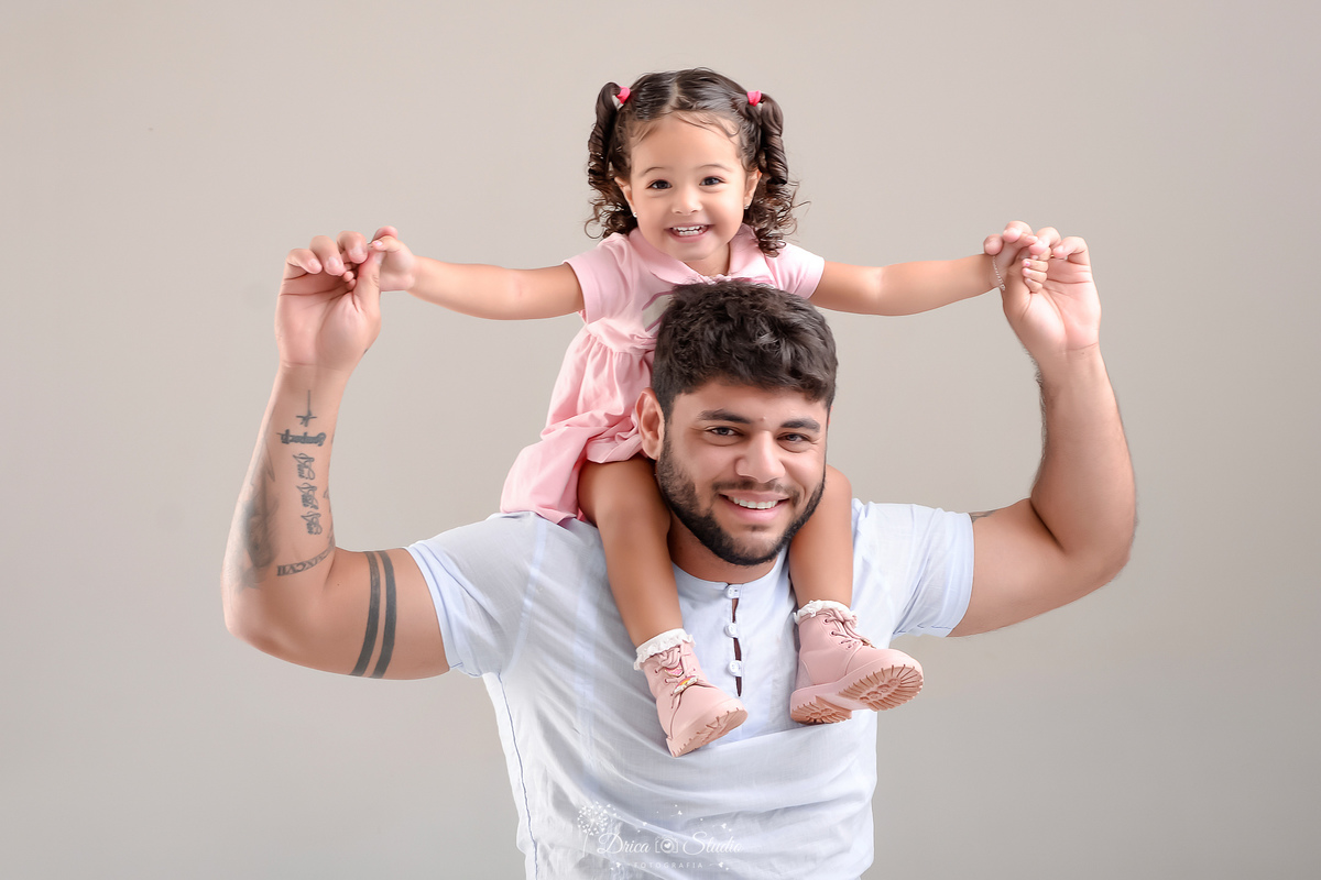 drica studio - ensaio familia - pai e filha - foto em estudio - bebê sorrindo - filha sobre os ombros do pai - especial dia dos pais 