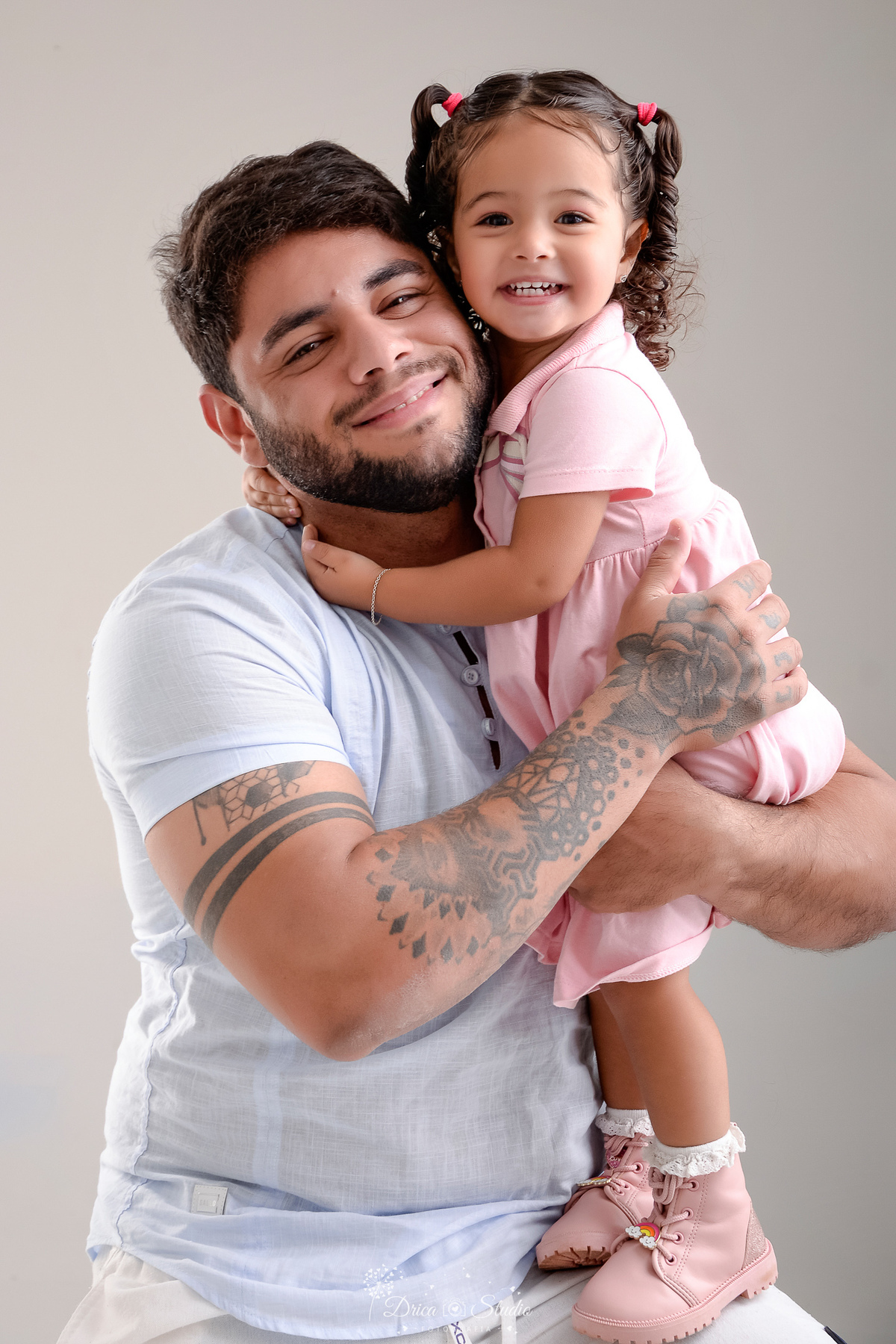 Drica studio - ensaio familia - pai e filha - foto em estudio - bebê abraçando o pai - especial dia dos pais 