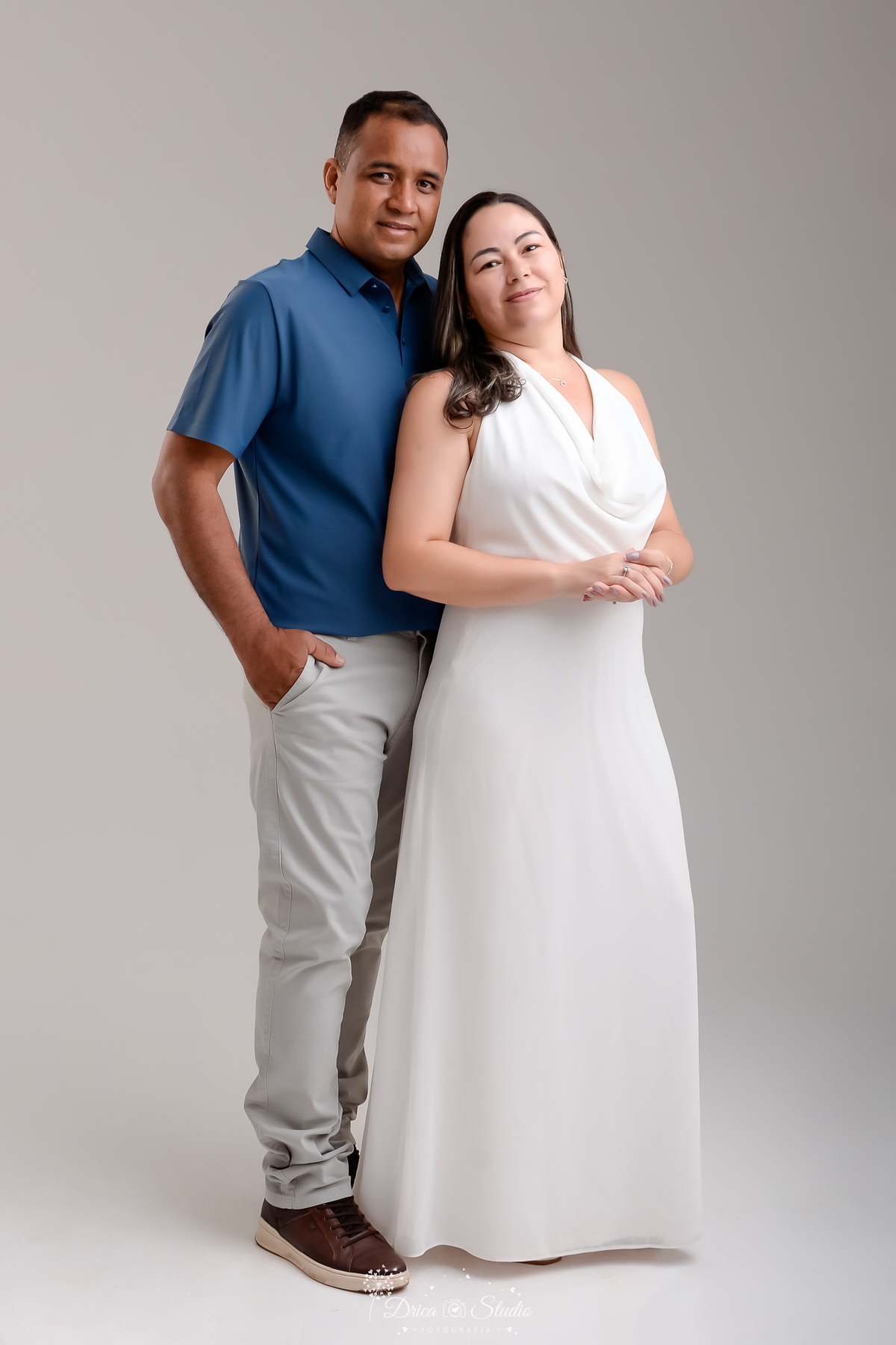 prewedding - ensaio casal - noivos - casamento - ensaio em estudio - drica studio - xinguara - pará - noiva usando vestido branco longo - noivo usando calça cinza e camisa azul 
