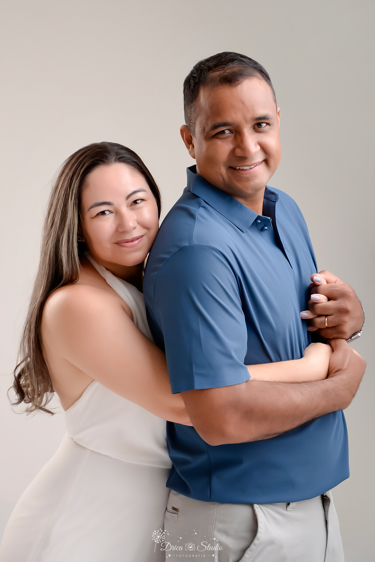 prewedding - ensaio casal - noivos - casamento - ensaio em estudio - drica studio - xinguara - pará - casal abraçados - noiva usando vestido branco - noivo usando camisa azul - 