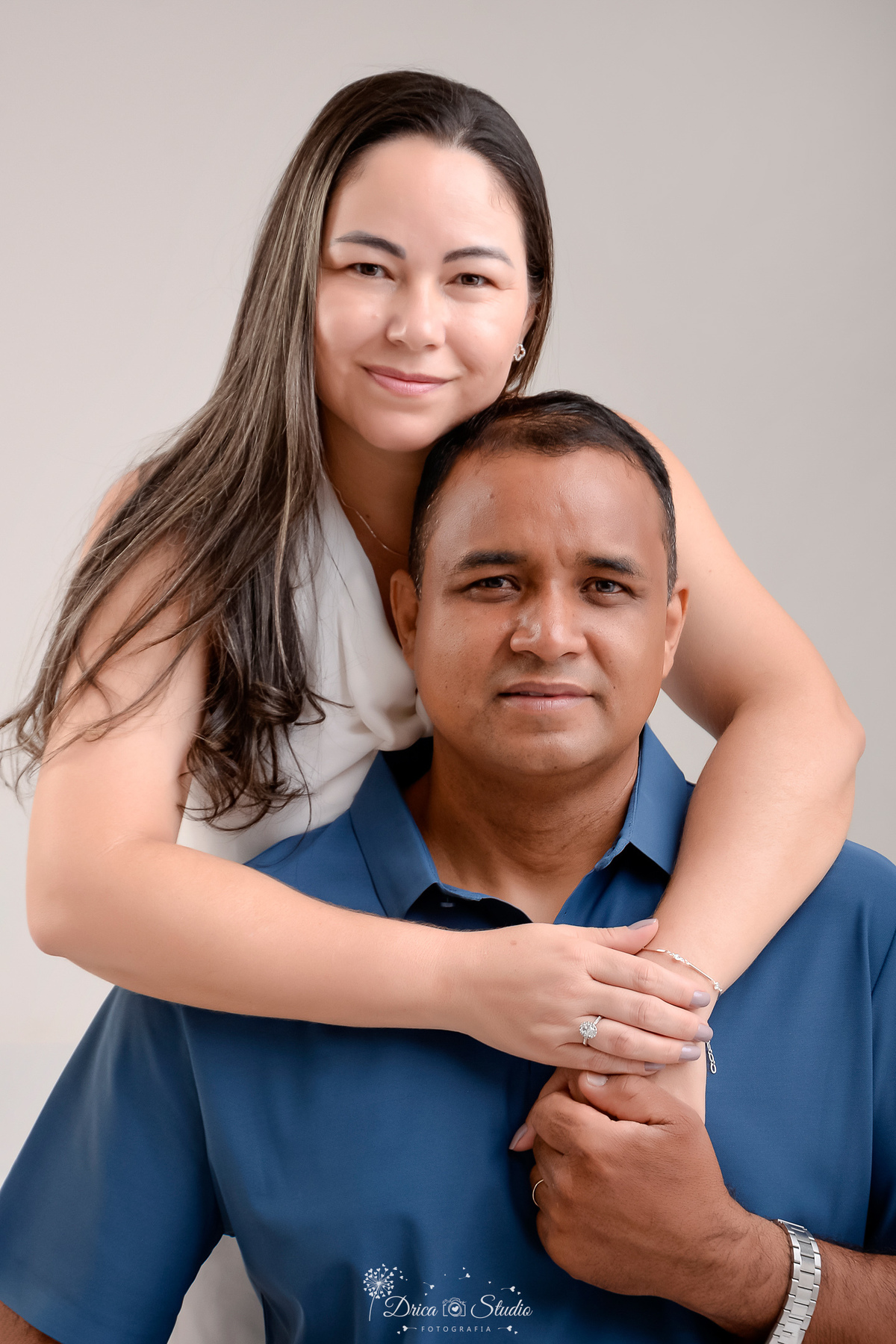 prewedding - ensaio casal - noivos - casamento - ensaio em estudio - drica studio - xinguara - pará  noiva usando vestido branco longo - noivo usando calça cinza e camisa azul - foto em fundo branco - 