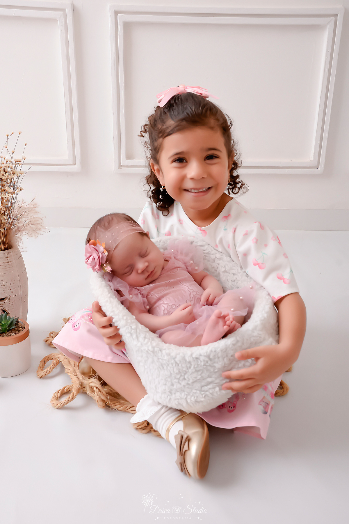 ensaio newborn - recém nascida - 11 dias de vida - drica studio - xinguara - pará - imãs - primogenita - caçula - irmã mais velha segurando a irmãzinha - fundo branco - 