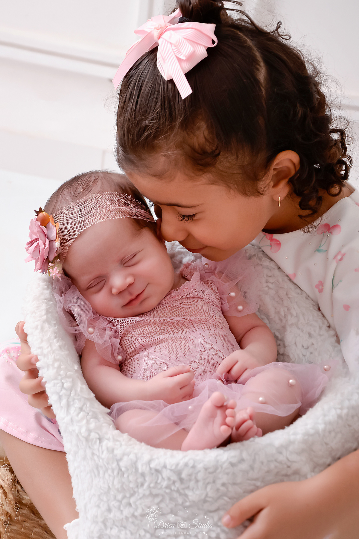 ensaio newborn - recém nascida - 11 dias de vida - drica studio - xinguara - pará -irmãs - primogenita - caçula - irmã mais  velha dando um cheiro na caçula - 