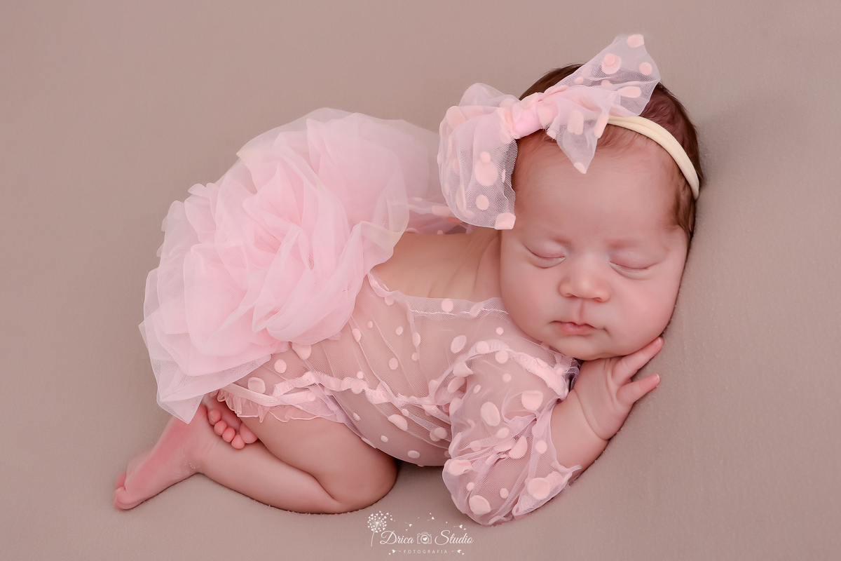 ensaio newborn - recém nascida - 11 dias de vida - drica studio - xinguara - pará - bebê usando bory rosa - com laço rosa na cabeça - 