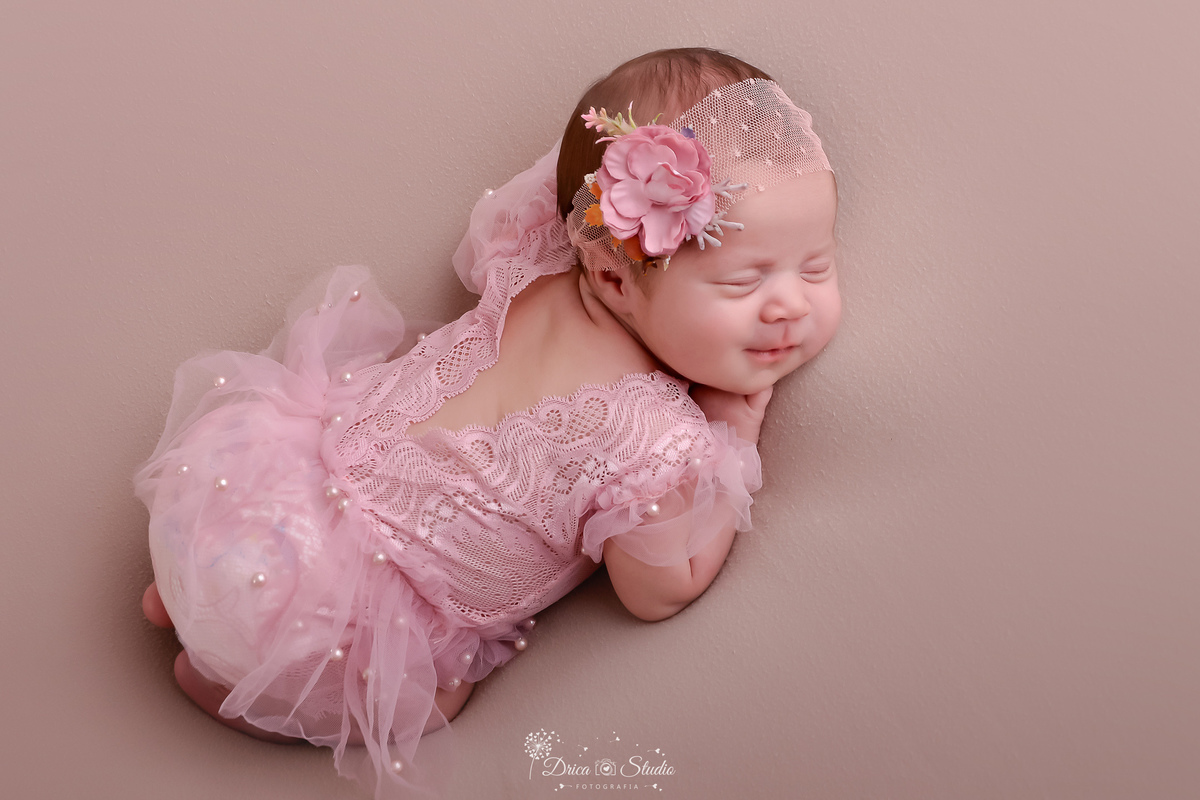 ensaio newborn - recém nascida - 11 dias de vida - drica studio - xinguara - pará - bebê usando bory rosa - laço com flor - 