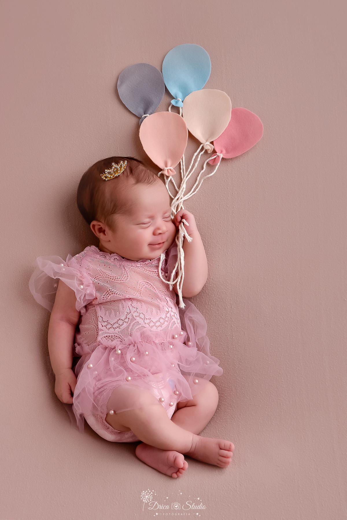 ensaio newborn - recém nascida - 11 dias de vida - drica studio - xinguara - pará - bebê segurando mini balões - usando bory rosa - com mini coroa na cabeça 