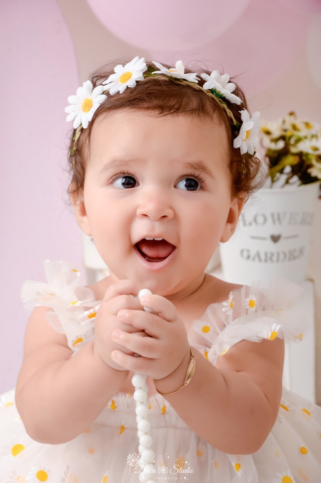 drica studio - smash the cake - 1 aninho - fim de acompanhamento mensal - jardim de margaridas - bebê usando vestido branco com estampa de margaridas -