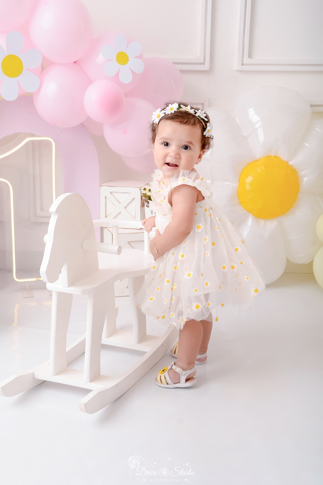 drica studio - smash the cake - 1 aninho - fim de acompanhamento mensal - 1 de led - balão de margarida - cavalinho de madeira branco - bebê usando vestido branco com margaridas - 