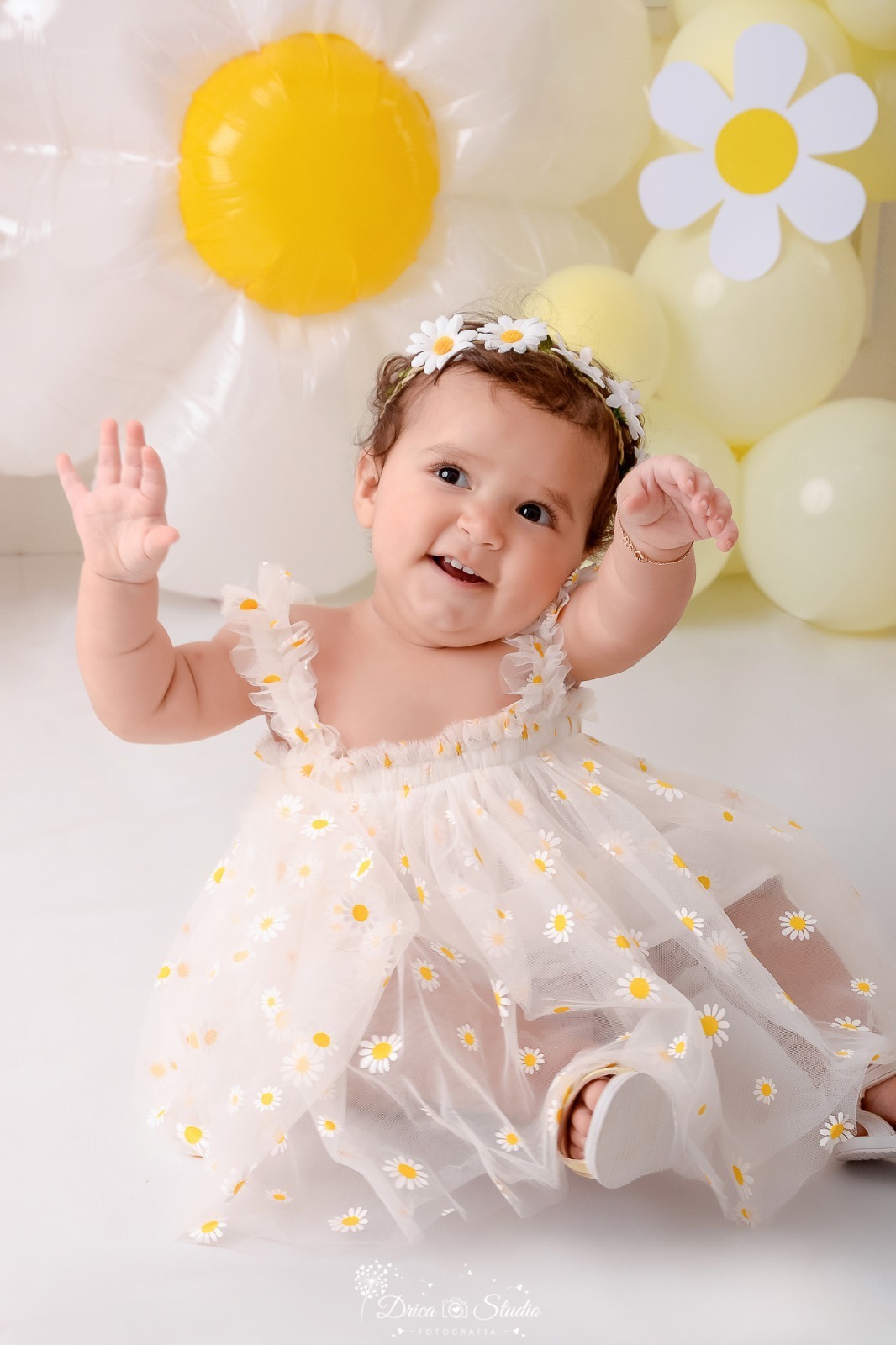 drica studio - smash the cake - 1 aninho - fim de acompanhamento mensal - bebe usando vestido branco de margaridas - tiara de margaridas - 