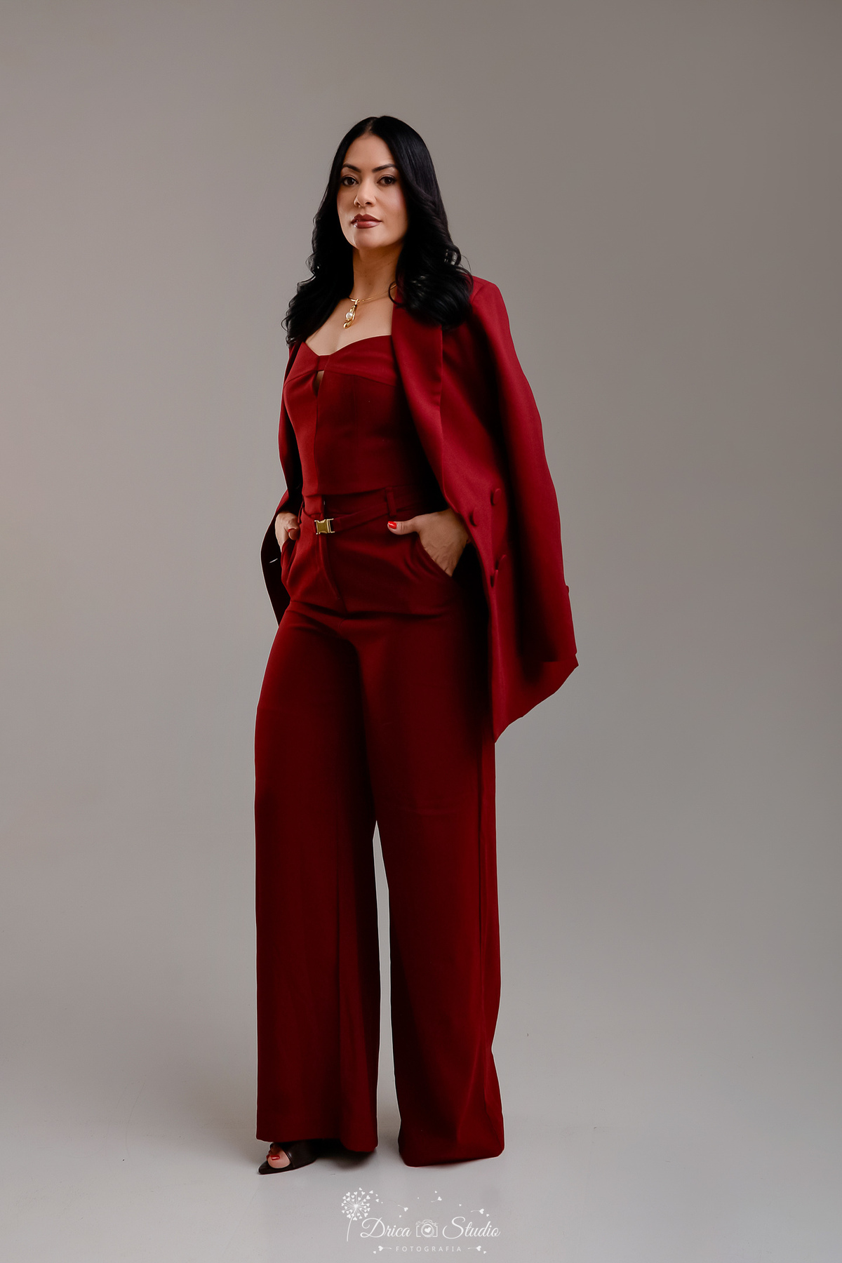 drica studio - aniversario - ensaio em estudio - fotos profissionais - xinguara - pará - roupa na cor vinho -  em pé com as mãos no bolso - foto  para perfil profissional 