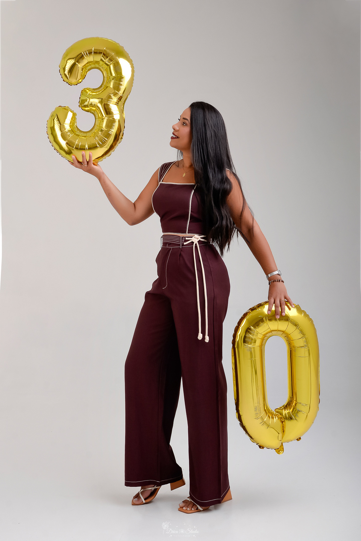 ensaio de aniversario - fotos de 30 anos - ensaio em estudio - drica studio - xinguara - pará - fundo sem detalhes - com balões de numero 30 - usando conjunto marrom - 